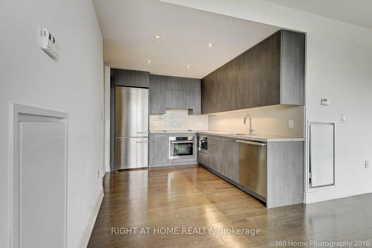 Photo 6 of Unit 4507, 8 The Esplanade Avenue, Toronto, Waterfront Communities — HOMEH