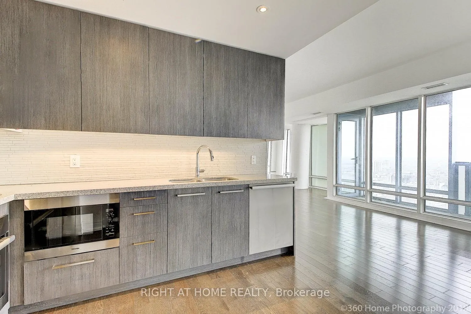 Photo 9 of Unit 4507, 8 The Esplanade Avenue, Toronto, Waterfront Communities — HOMEH