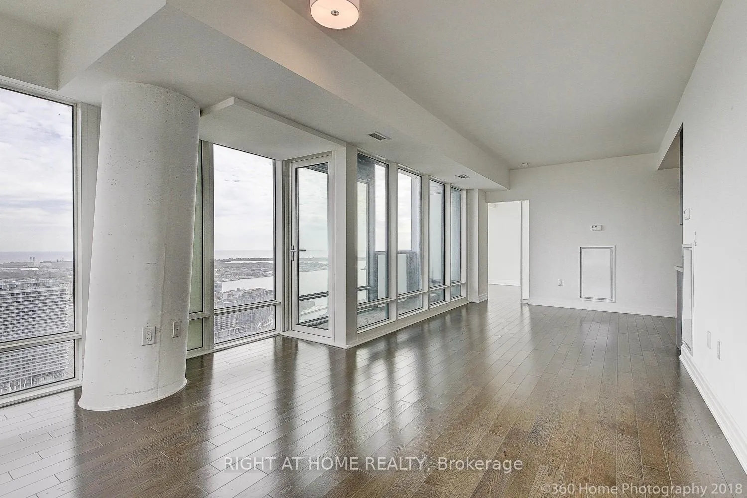 Photo 10 of Unit 4507, 8 The Esplanade Avenue, Toronto, Waterfront Communities — HOMEH