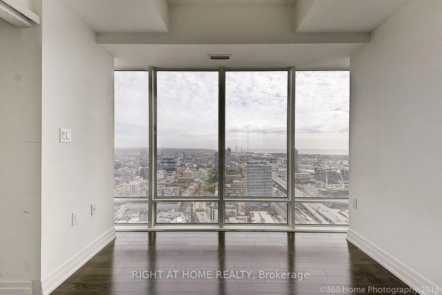 Photo 12 of Unit 4507, 8 The Esplanade Avenue, Toronto, Waterfront Communities — HOMEH