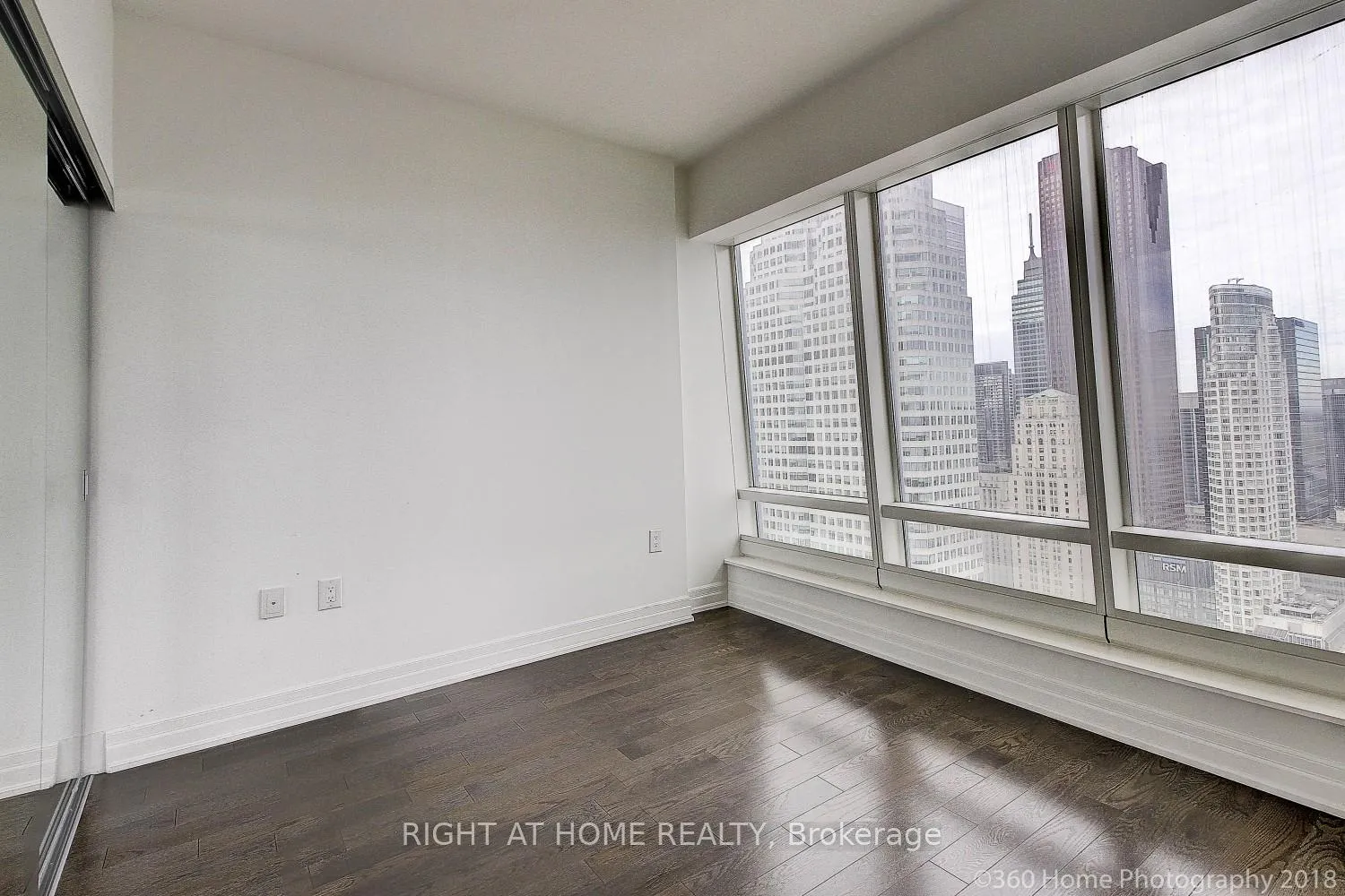 Photo 15 of Unit 4507, 8 The Esplanade Avenue, Toronto, Waterfront Communities — HOMEH