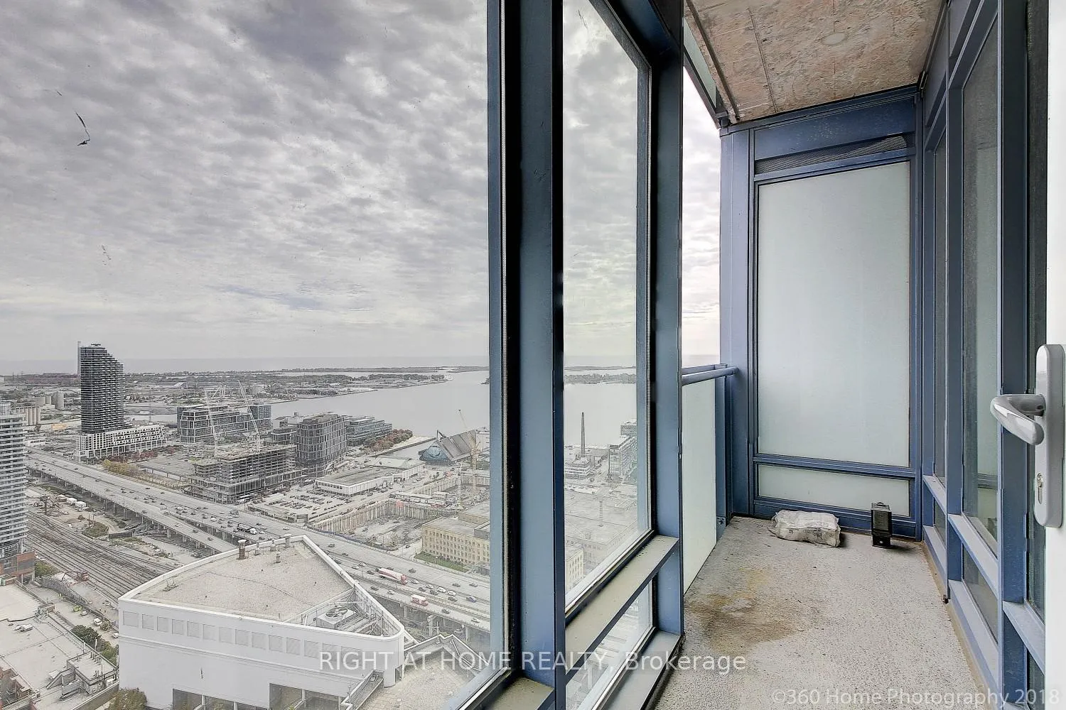 Photo 17 of Unit 4507, 8 The Esplanade Avenue, Toronto, Waterfront Communities — HOMEH