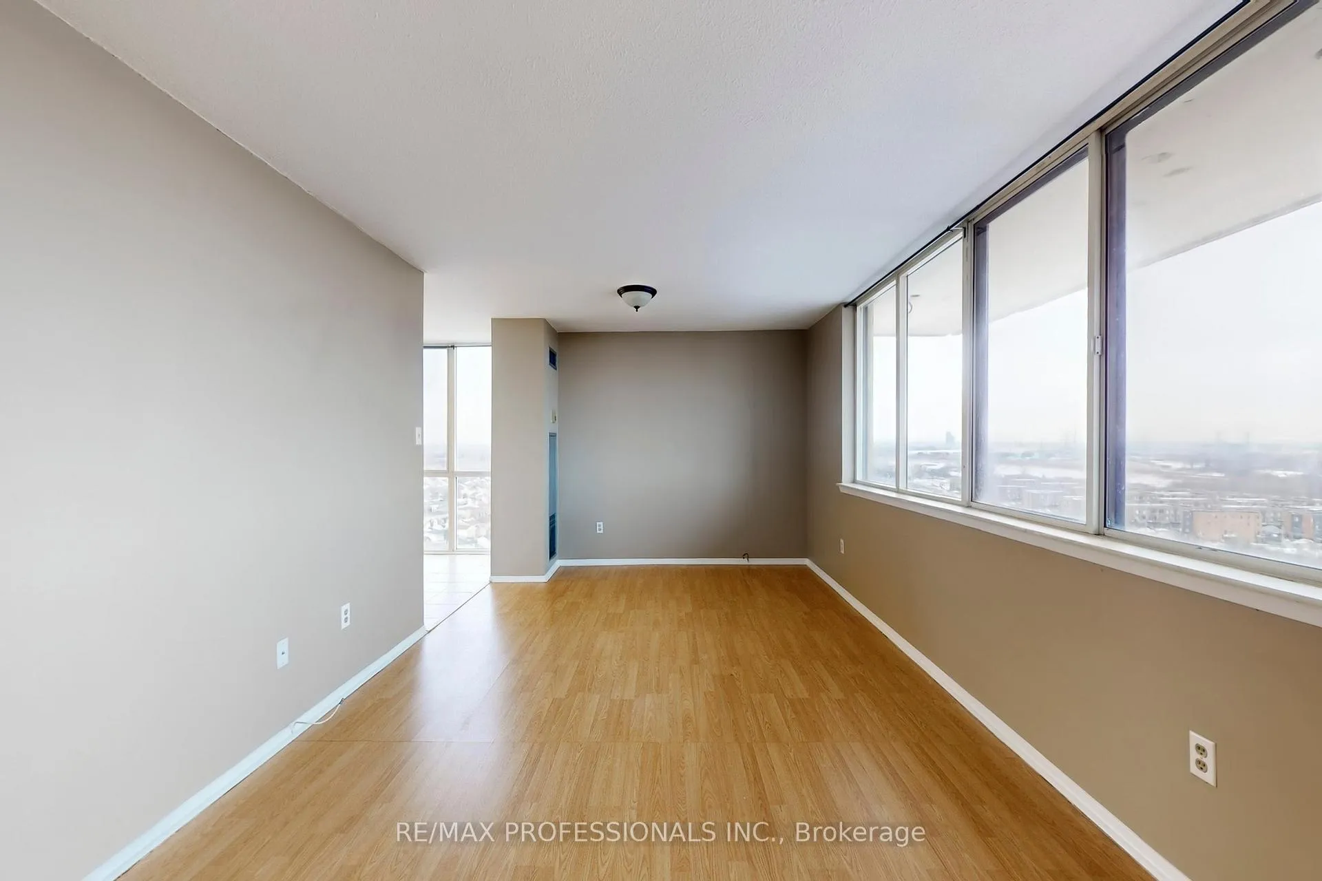 Photo 2 of Unit 1911, 10 Markbrook Lane, Etobicoke, Mount Olive-Silverstone-Jamestown — HOMEH