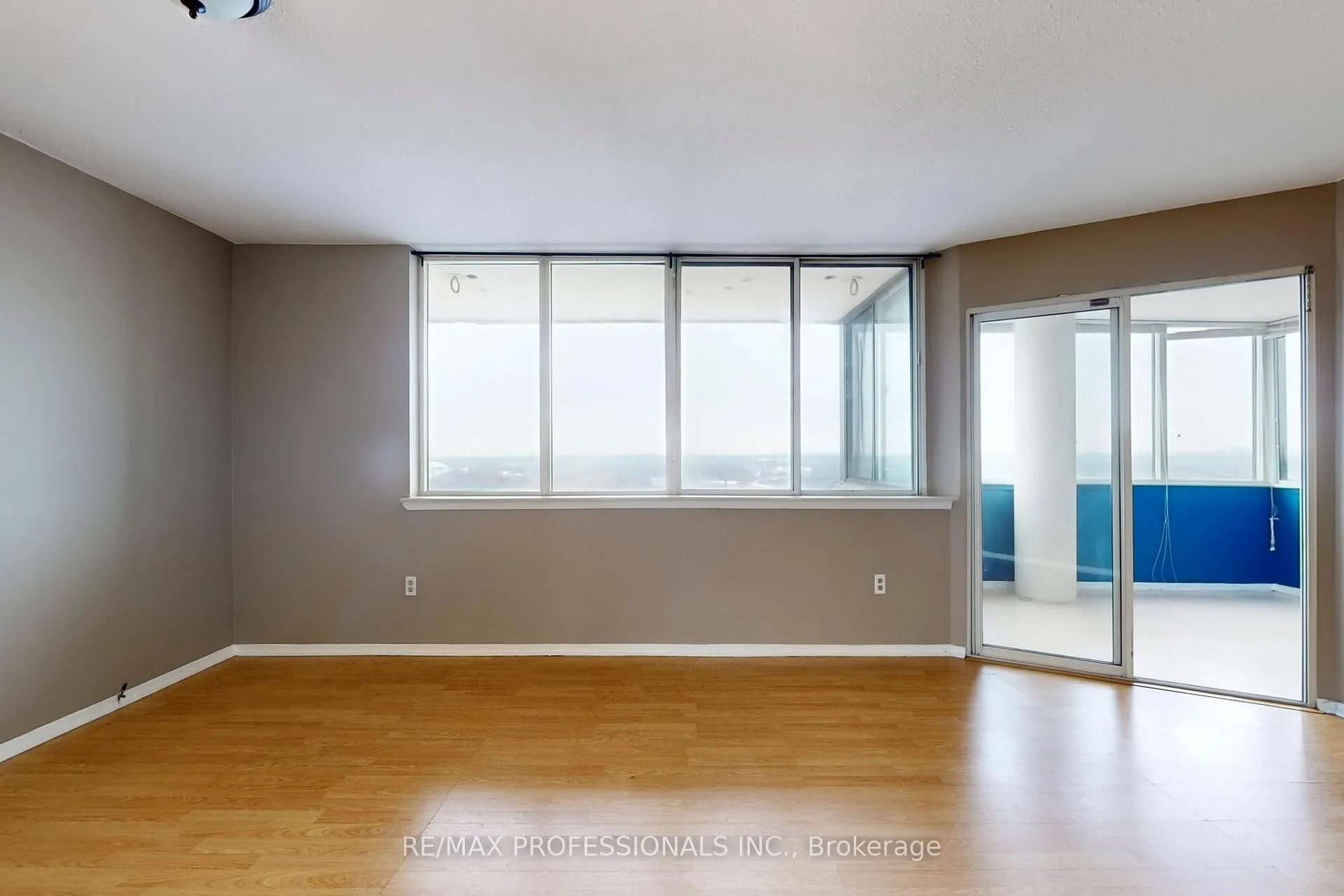 Photo 5 of Unit 1911, 10 Markbrook Lane, Etobicoke, Mount Olive-Silverstone-Jamestown — HOMEH