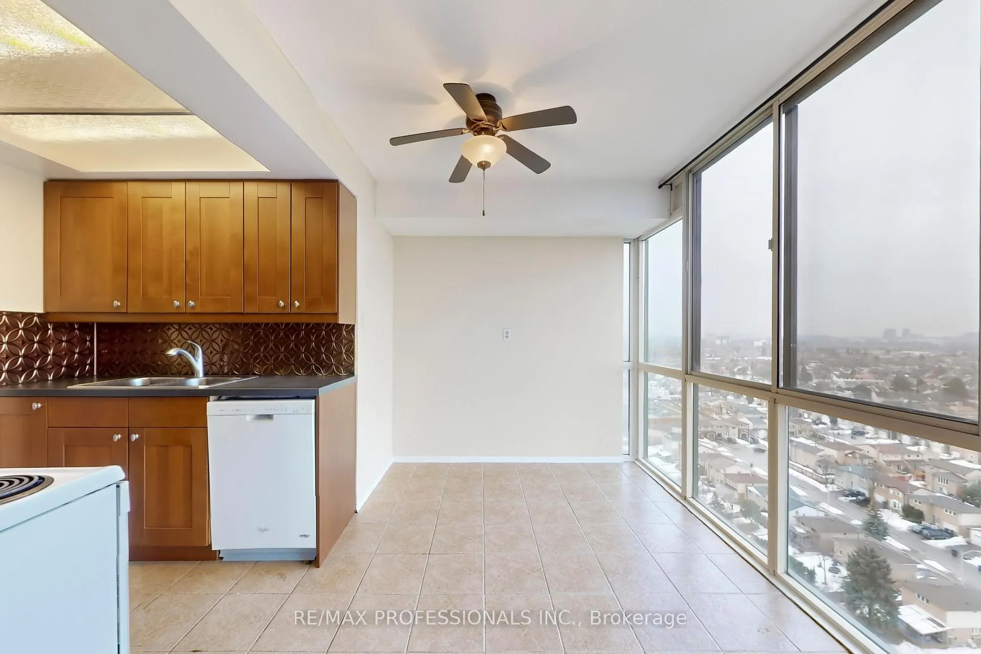 Photo 8 of Unit 1911, 10 Markbrook Lane, Etobicoke, Mount Olive-Silverstone-Jamestown — HOMEH