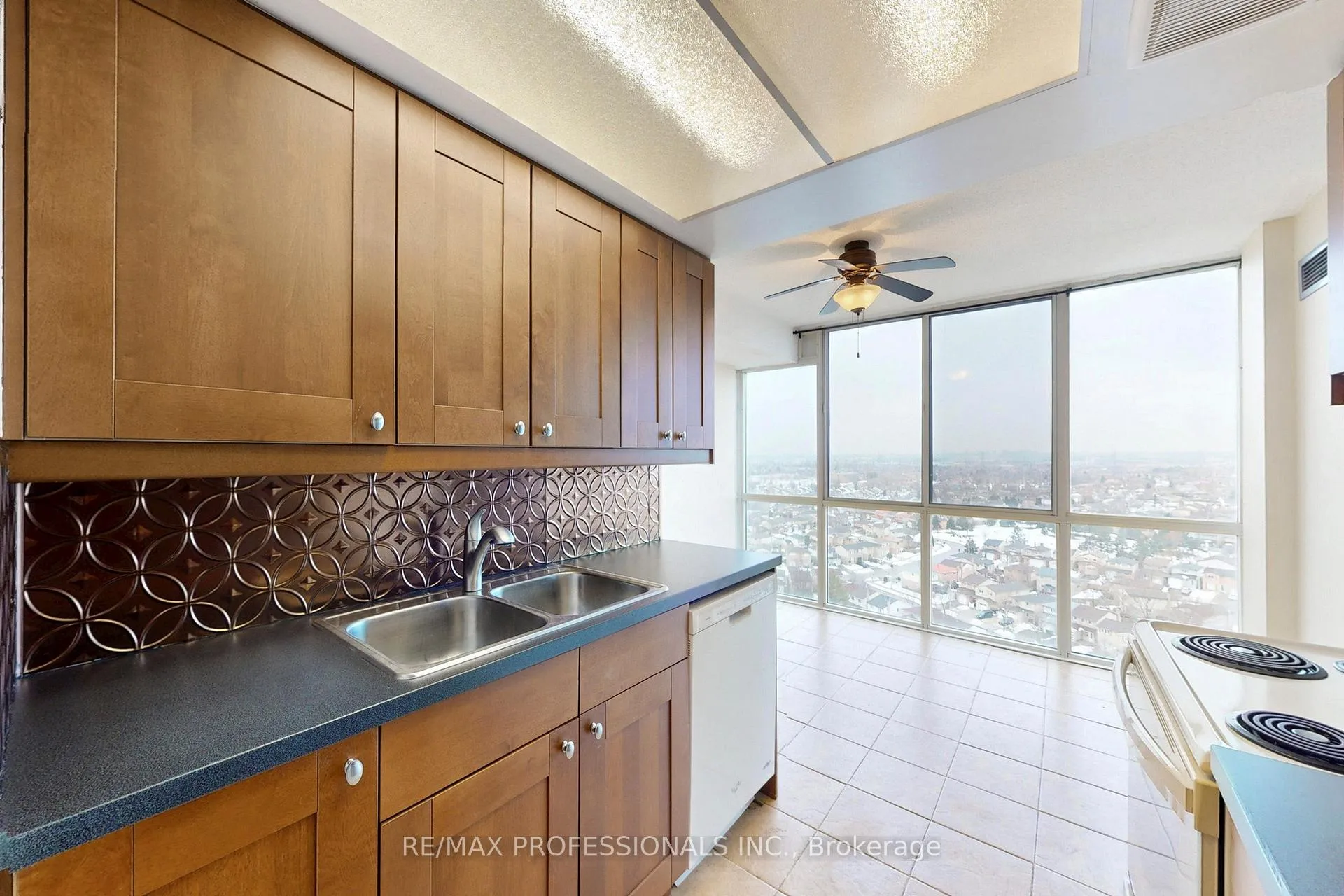 Photo 9 of Unit 1911, 10 Markbrook Lane, Etobicoke, Mount Olive-Silverstone-Jamestown — HOMEH