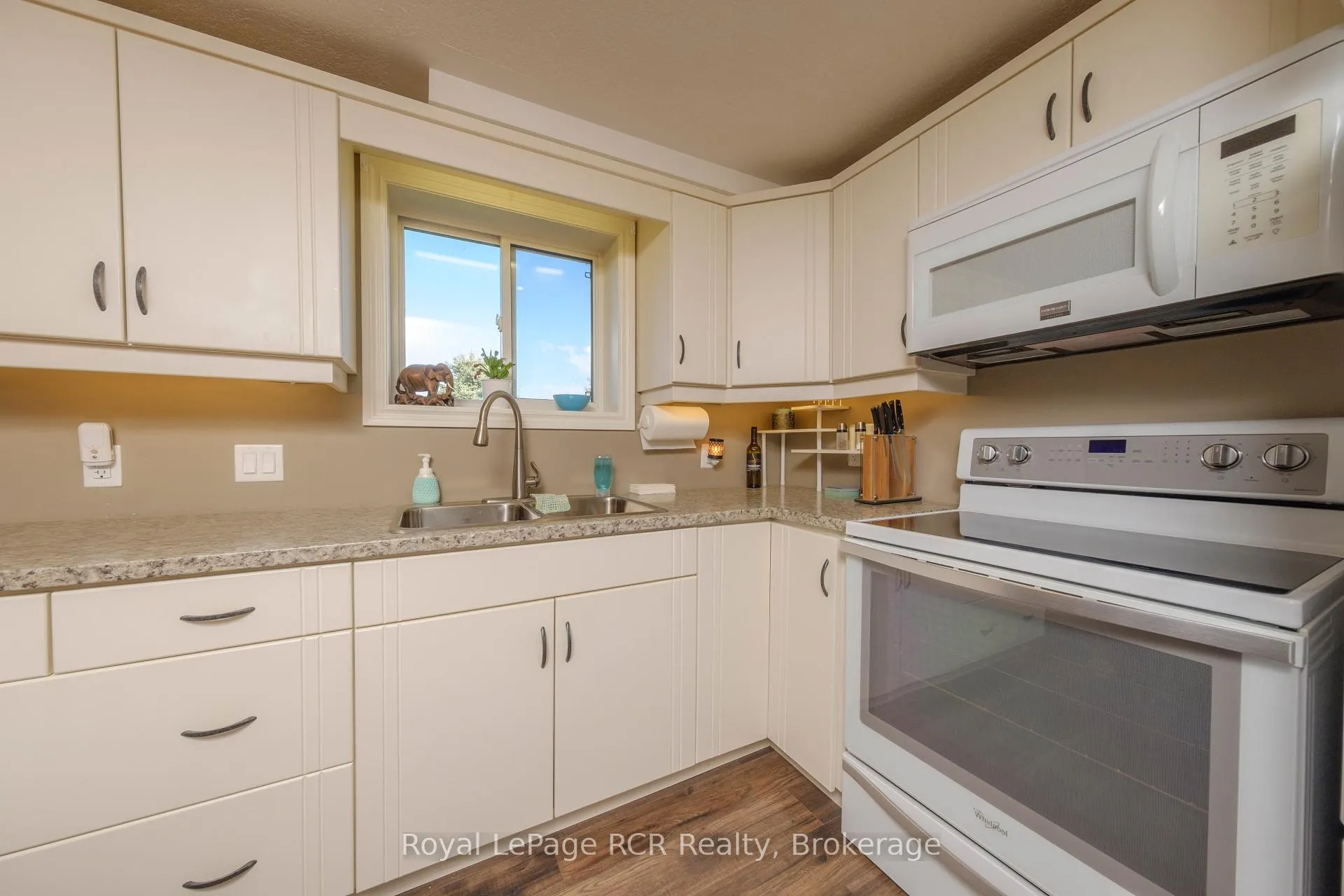 Photo 16 of 54 Lakefield Drive, Kincardine — HOMEH