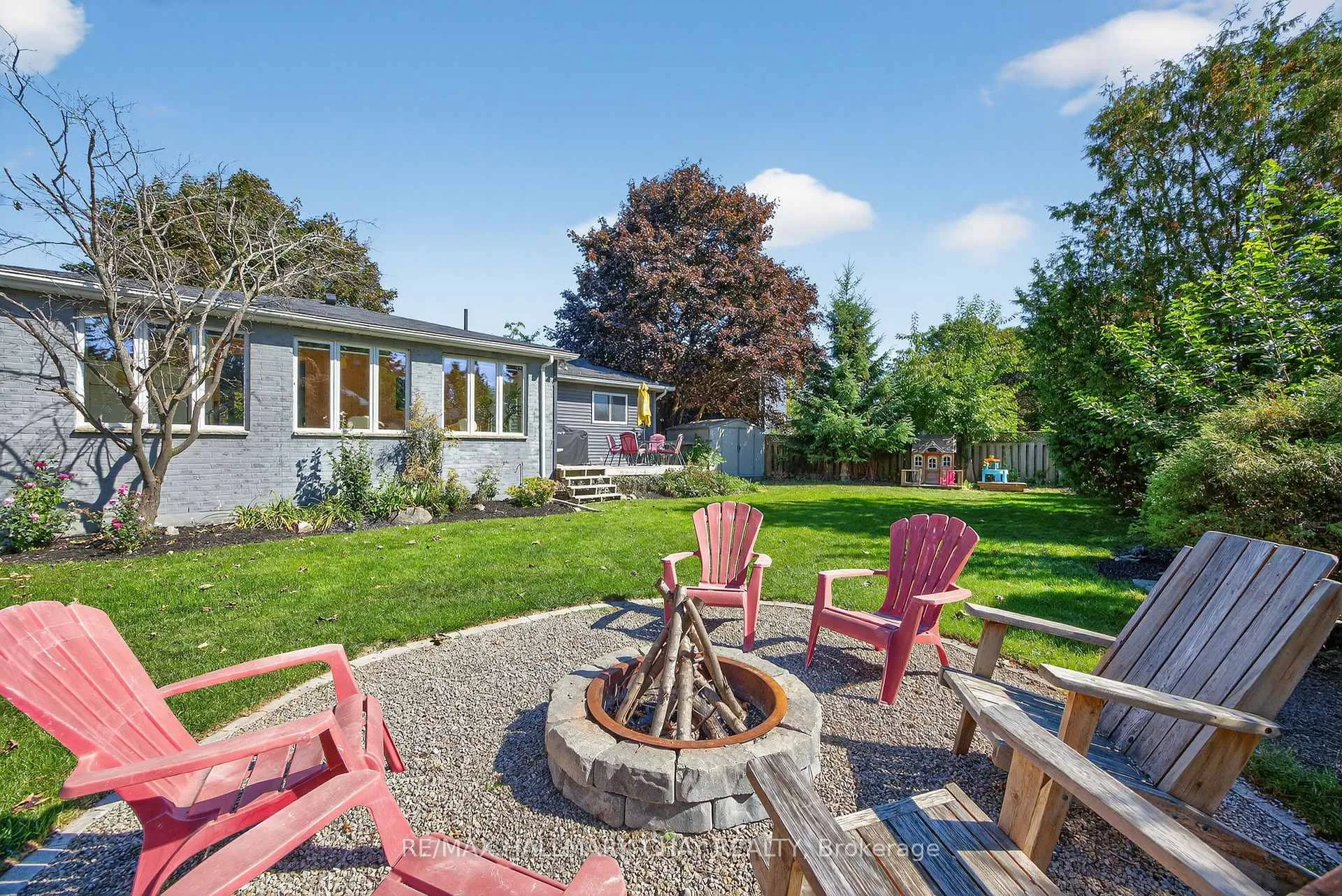 Photo 5 of 209 Newholme Circle, Innisfil, Stroud — HOMEH