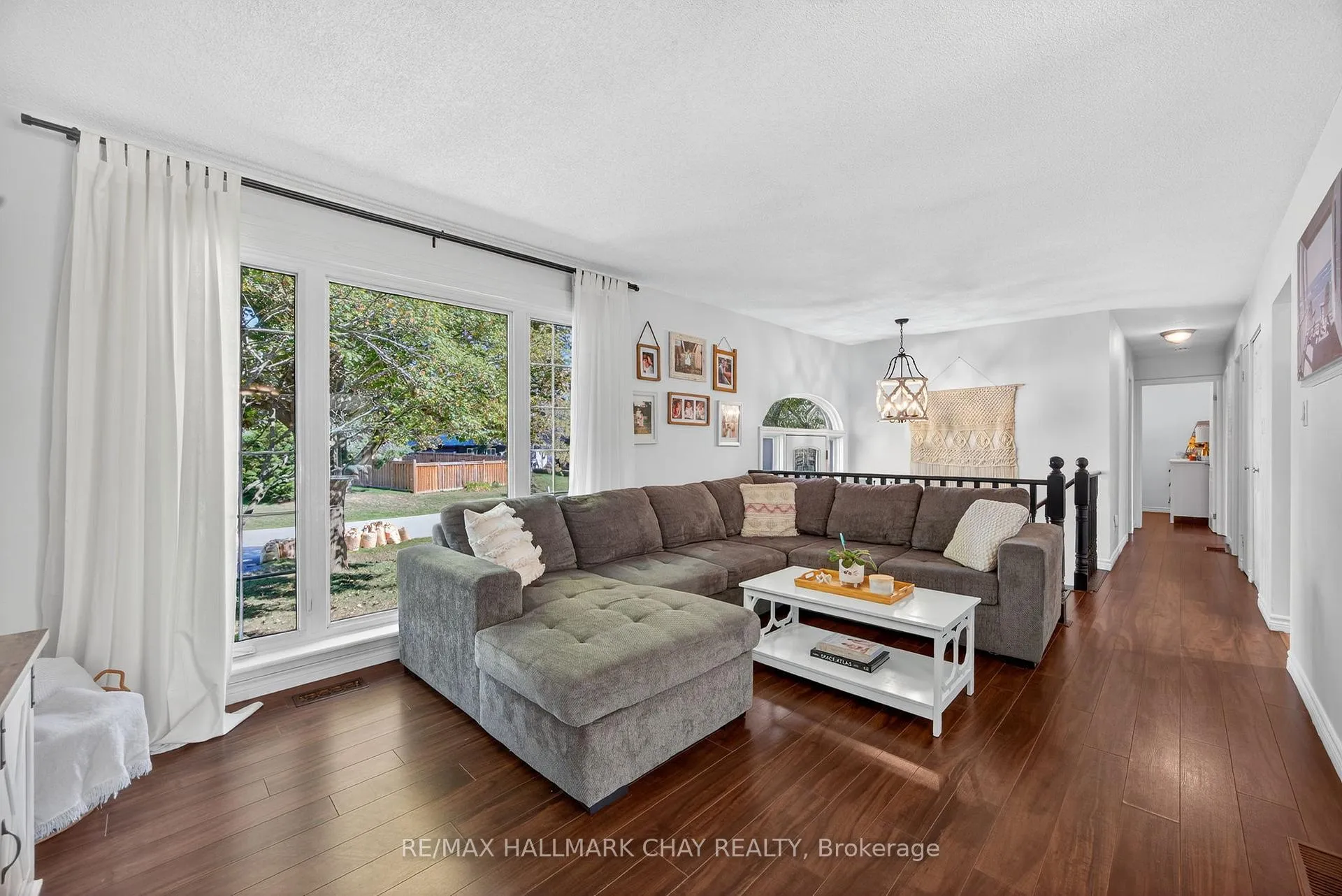 Photo 6 of 209 Newholme Circle, Innisfil, Stroud — HOMEH