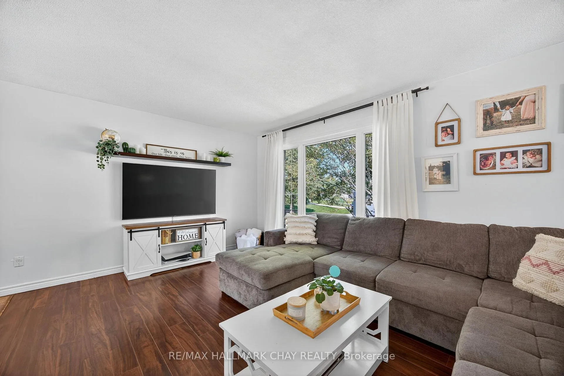 Photo 7 of 209 Newholme Circle, Innisfil, Stroud — HOMEH