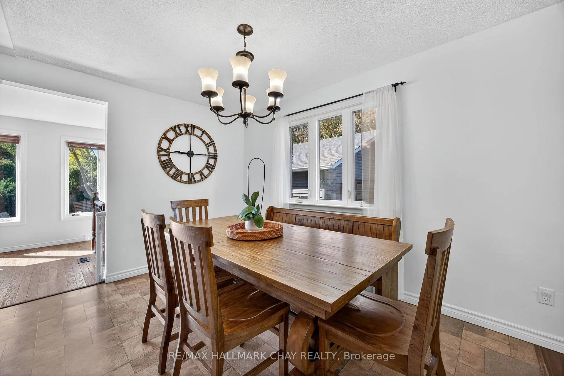 Photo 8 of 209 Newholme Circle, Innisfil, Stroud — HOMEH