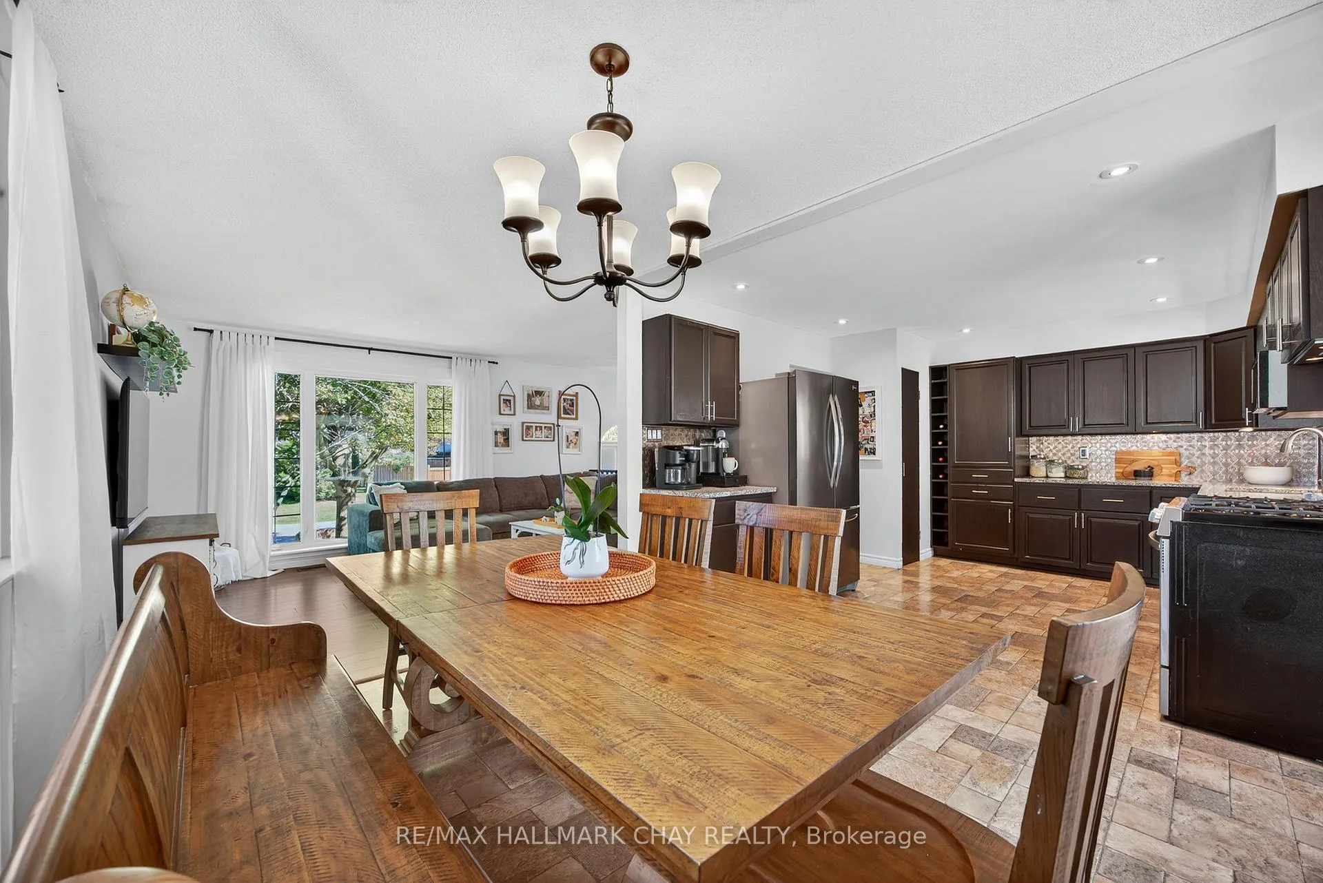 Photo 9 of 209 Newholme Circle, Innisfil, Stroud — HOMEH