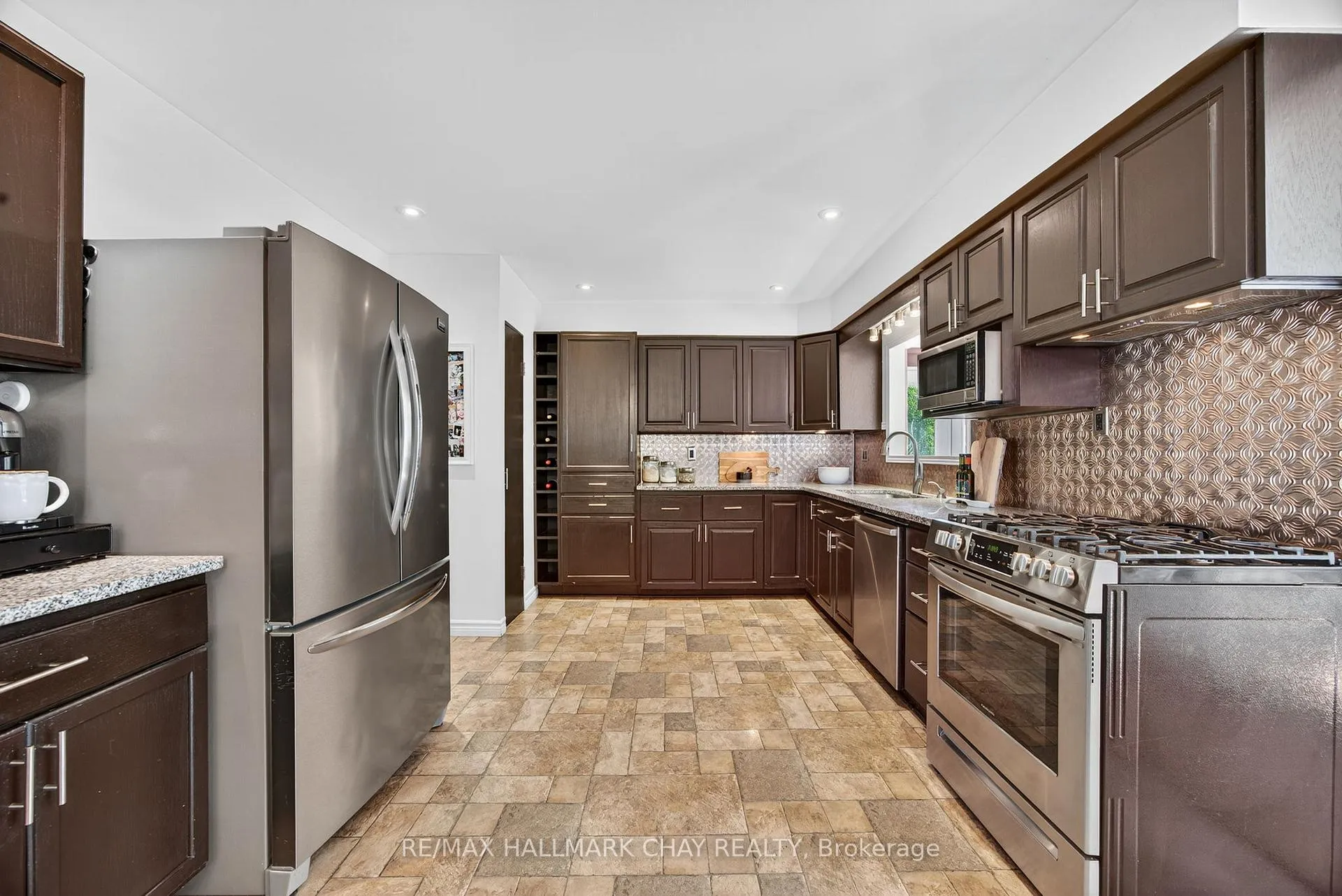 Photo 10 of 209 Newholme Circle, Innisfil, Stroud — HOMEH