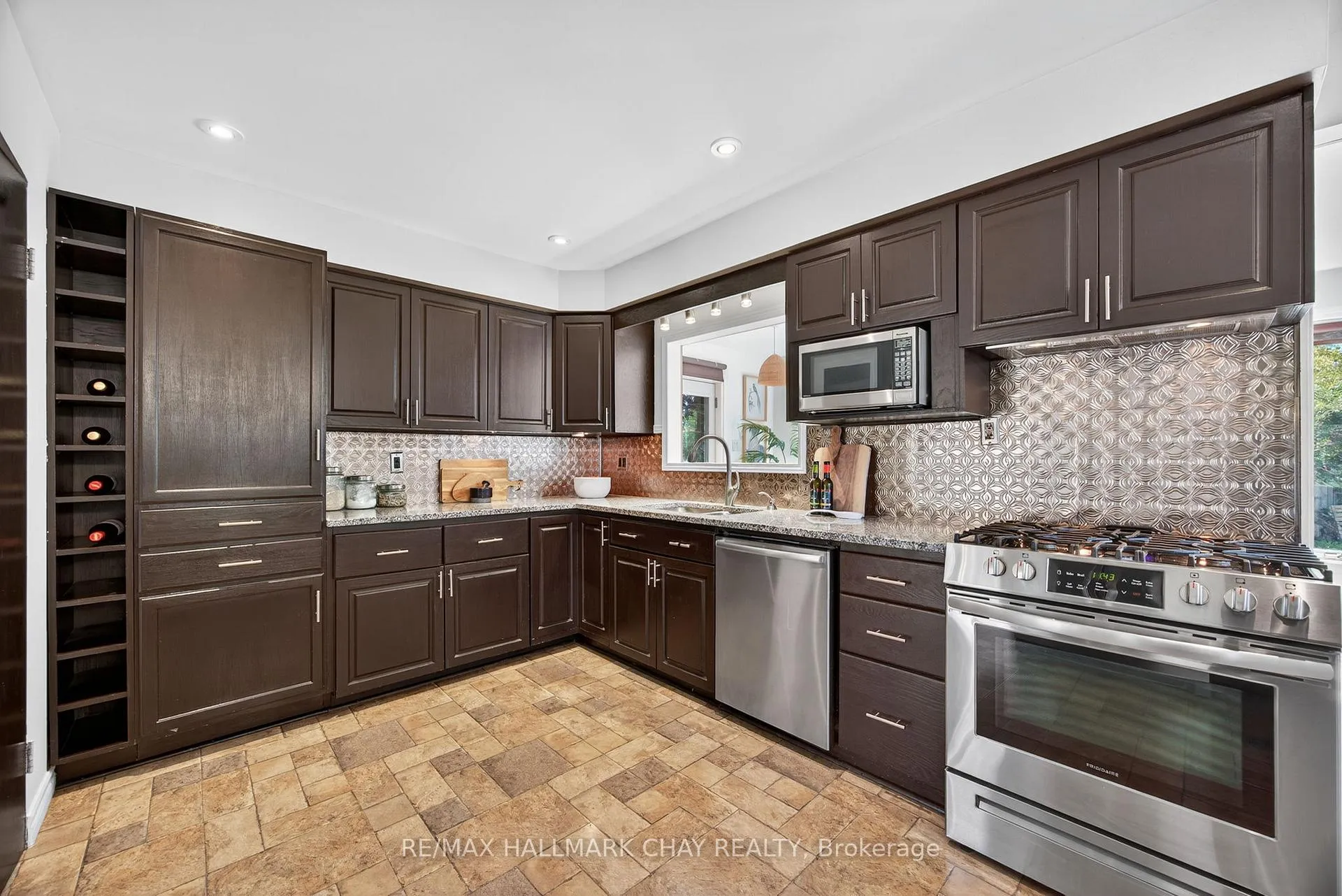 Photo 11 of 209 Newholme Circle, Innisfil, Stroud — HOMEH