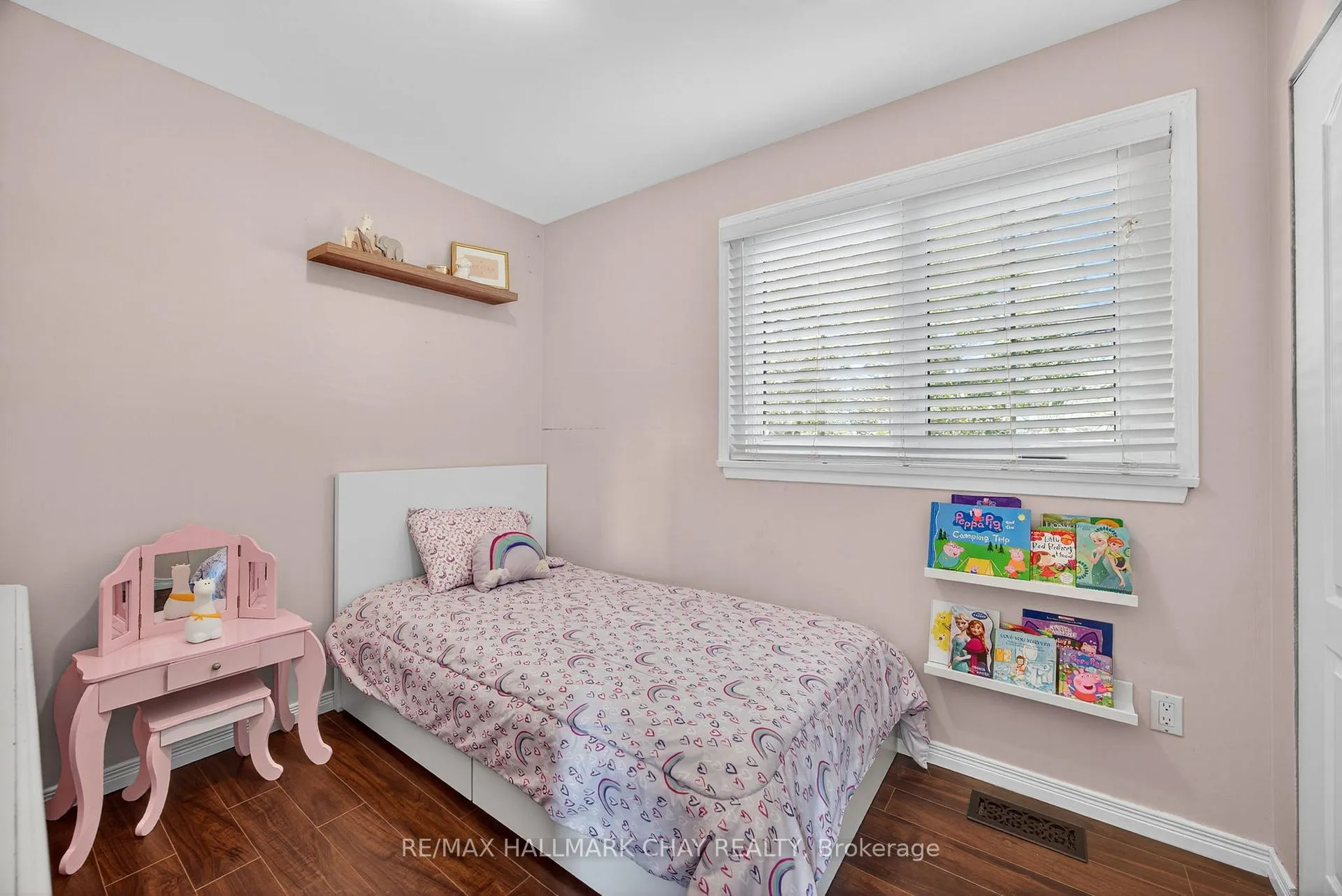 Photo 17 of 209 Newholme Circle, Innisfil, Stroud — HOMEH