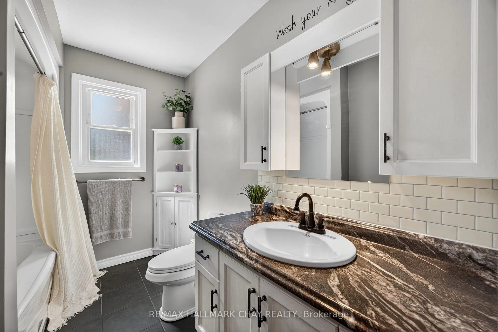 Photo 18 of 209 Newholme Circle, Innisfil, Stroud — HOMEH