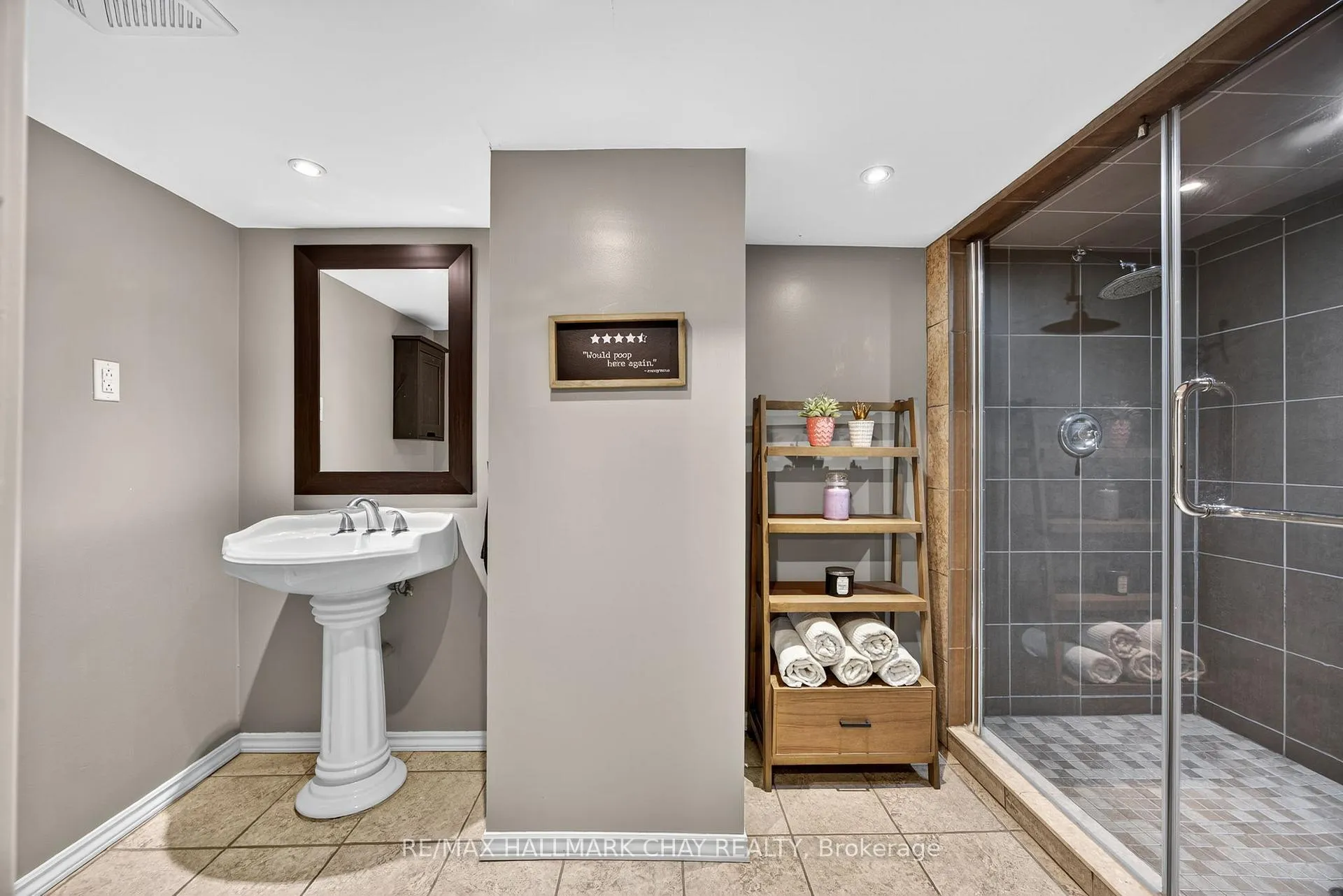 Photo 25 of 209 Newholme Circle, Innisfil, Stroud — HOMEH