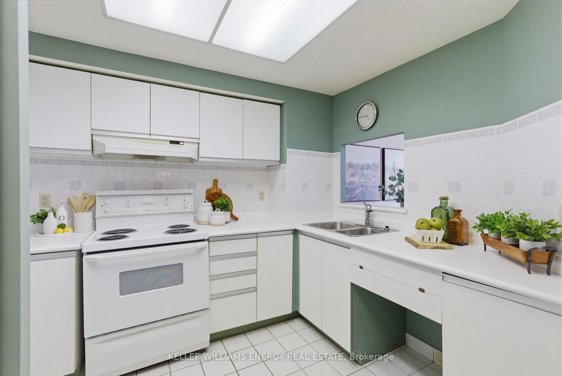 Photo 5 of Unit 901, 711 Rossland Road E, Whitby, Pringle Creek — HOMEH
