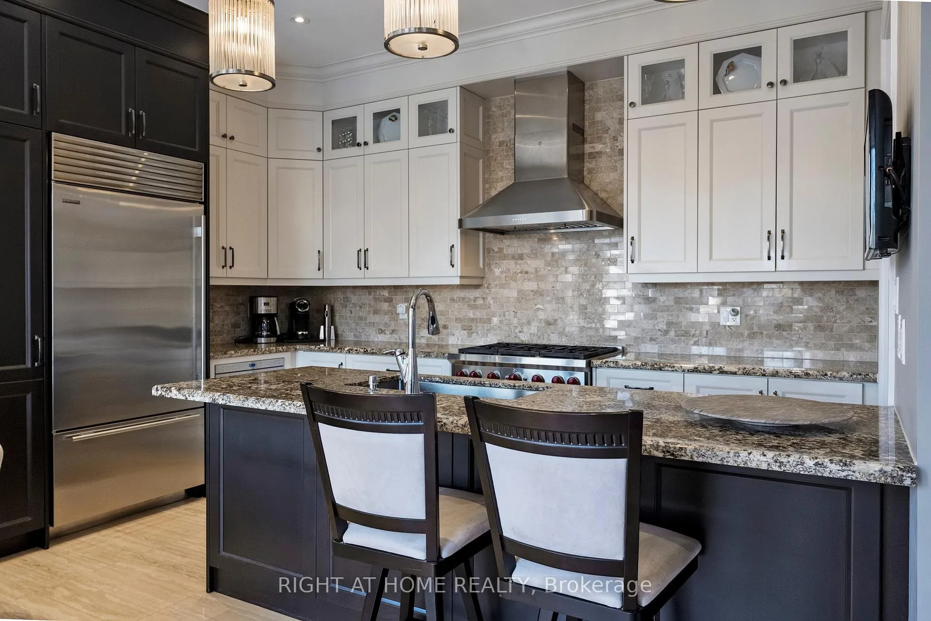 Photo 10 of 131 Robert Berry Crescent, King, King City — HOMEH