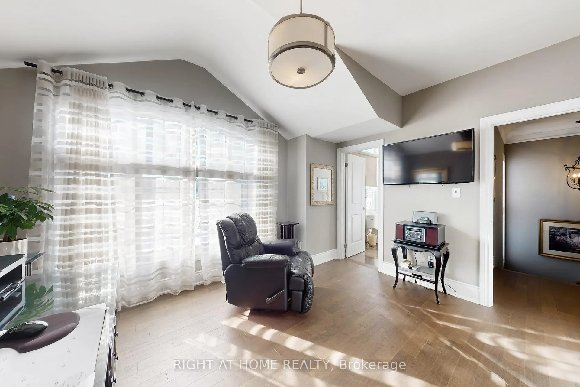 Photo 32 of 131 Robert Berry Crescent, King, King City — HOMEH
