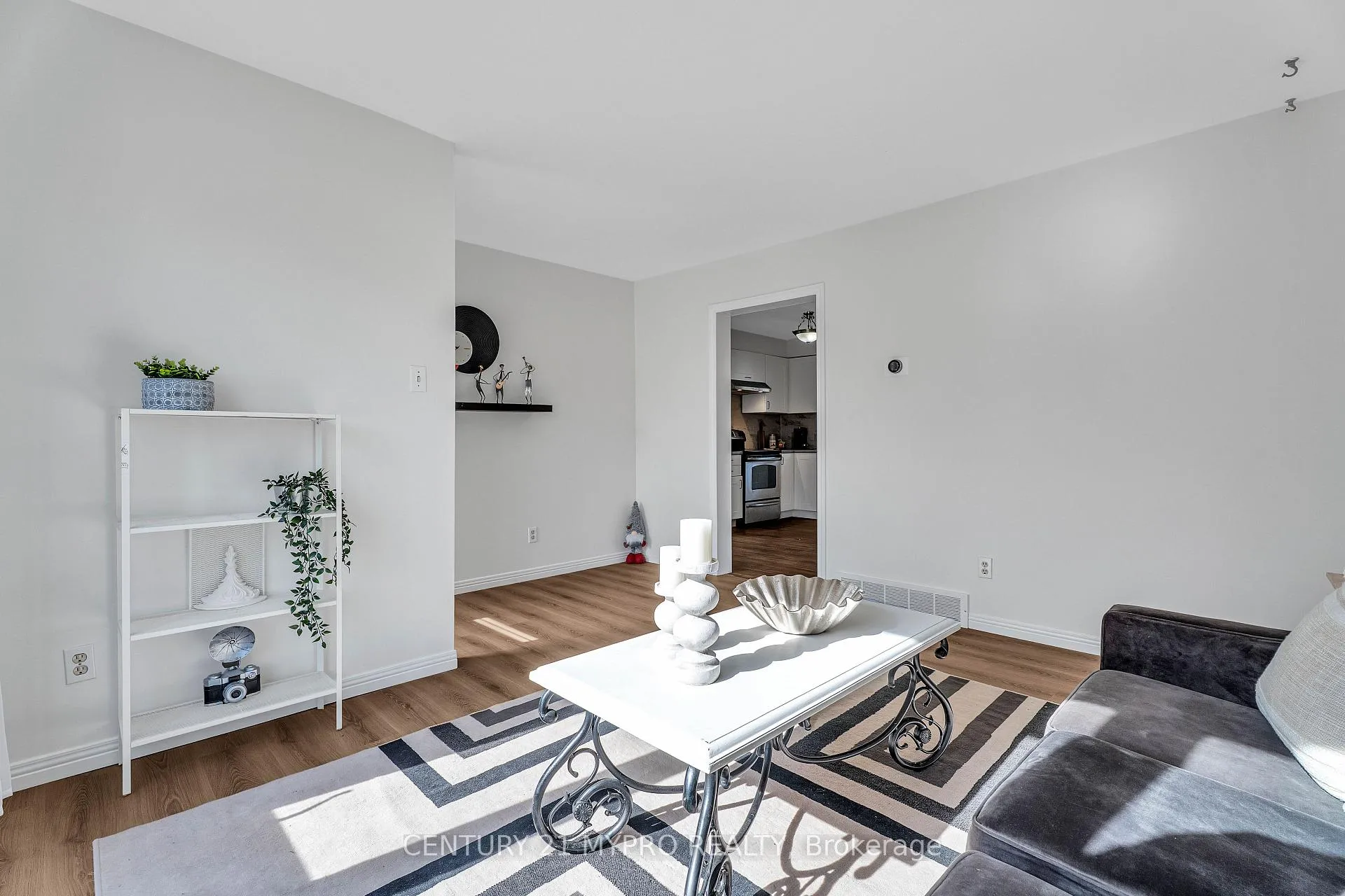 Photo 9 of 1710 Culver Drive, London, East H — HOMEH