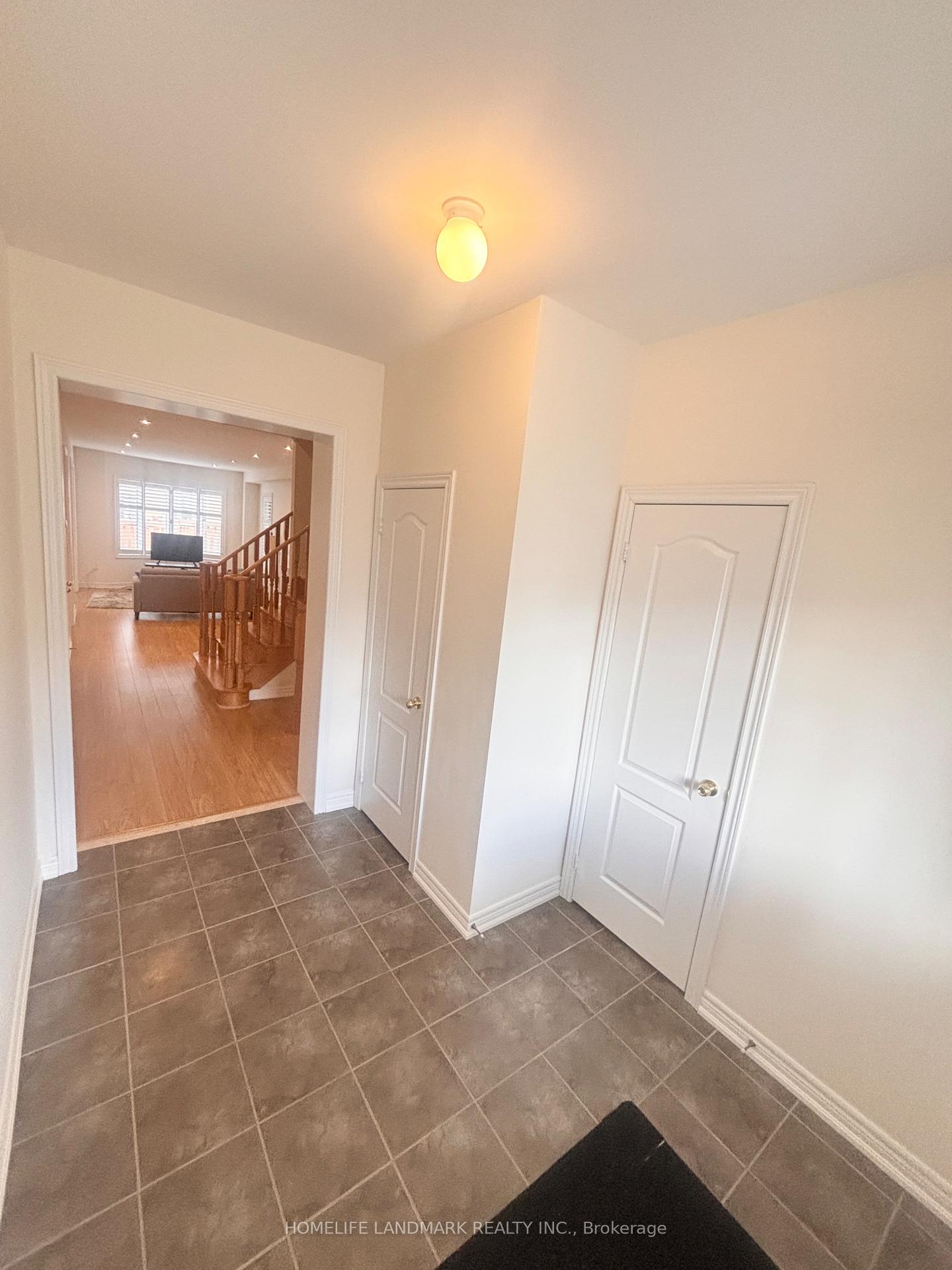Photo 9 of 12 Hua Du Avenue, Markham, Berczy — HOMEH