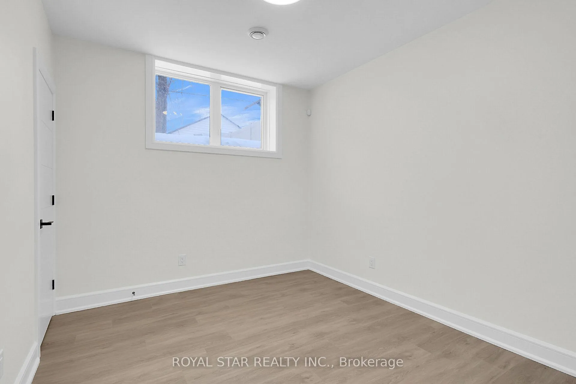 Photo 3 of Unit Bsmt, 547 Mutual Street, Ottawa, Castle Heights — HOMEH
