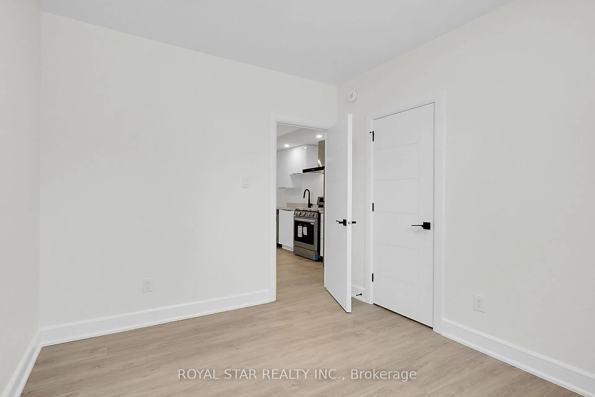 Photo 4 of Unit Bsmt, 547 Mutual Street, Ottawa, Castle Heights — HOMEH