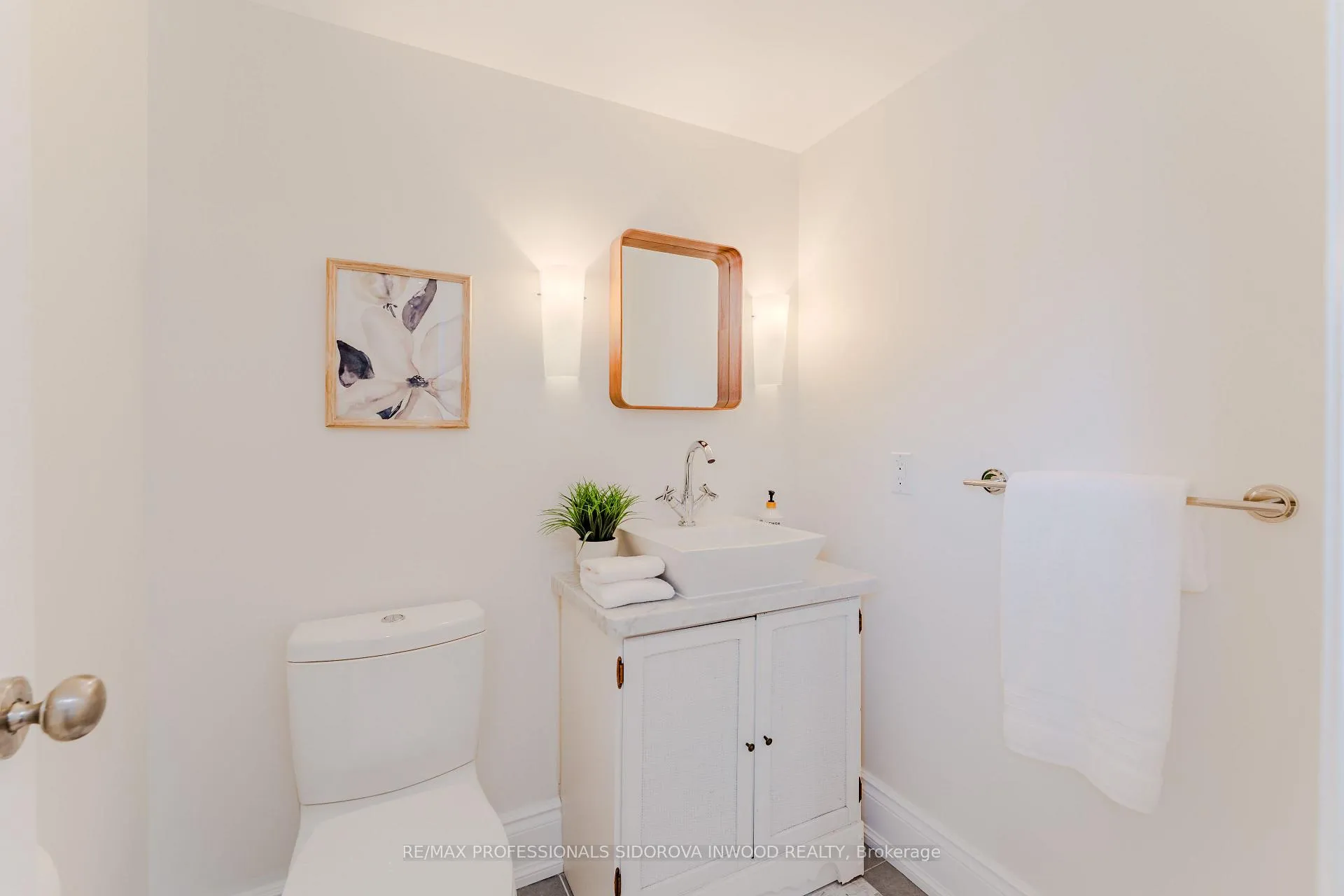 Photo 13 of 51 Harvard Avenue, Toronto, Roncesvalles — HOMEH