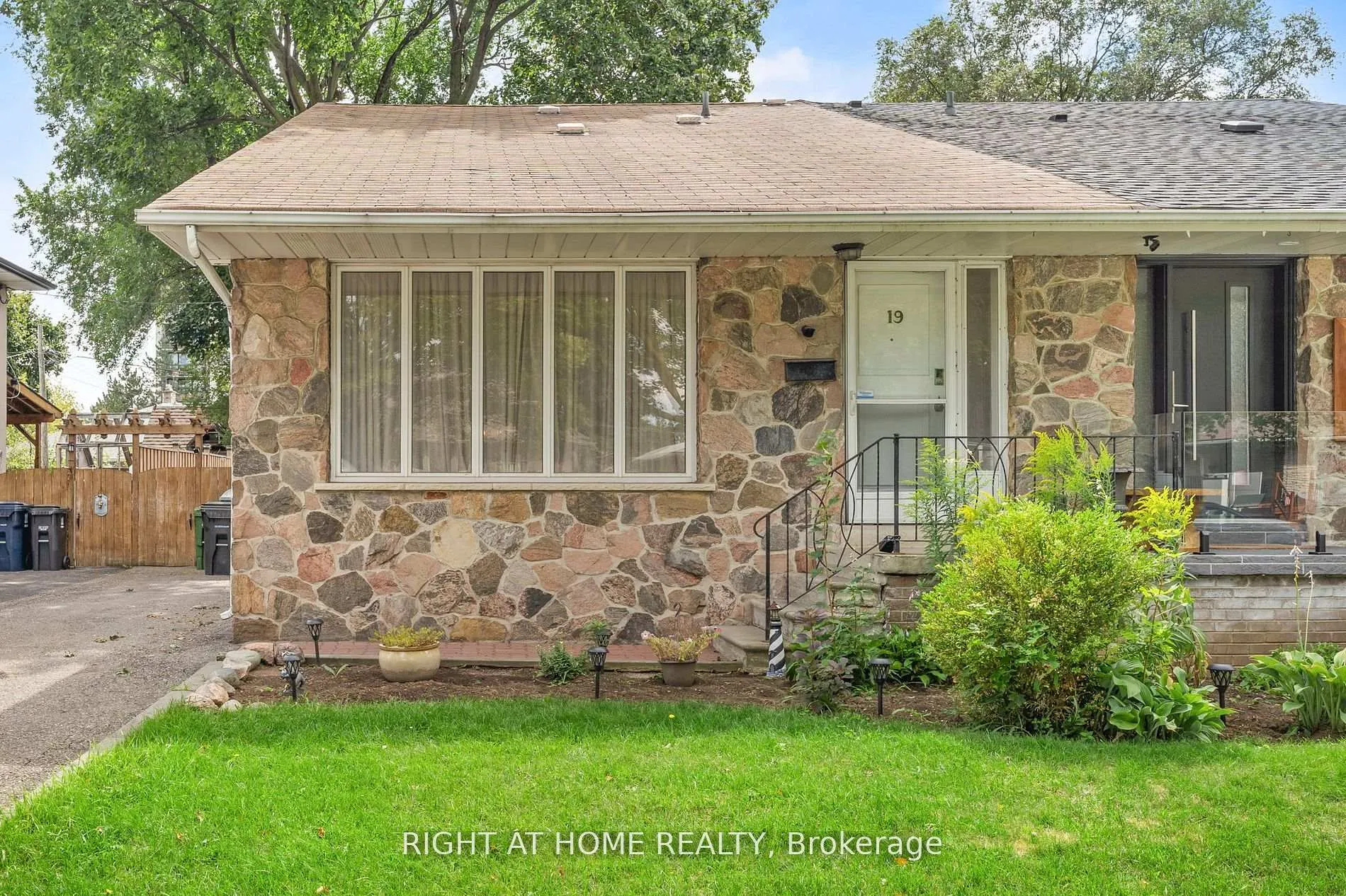 Photo 2 of 19 Dunsany Crescent, Etobicoke, Willowridge-Martingrove-Richview — HOMEH