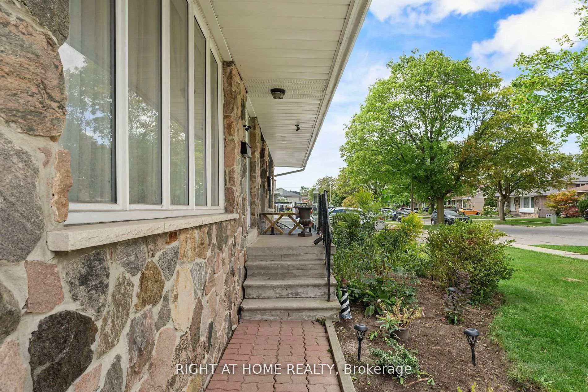 Photo 3 of 19 Dunsany Crescent, Etobicoke, Willowridge-Martingrove-Richview — HOMEH