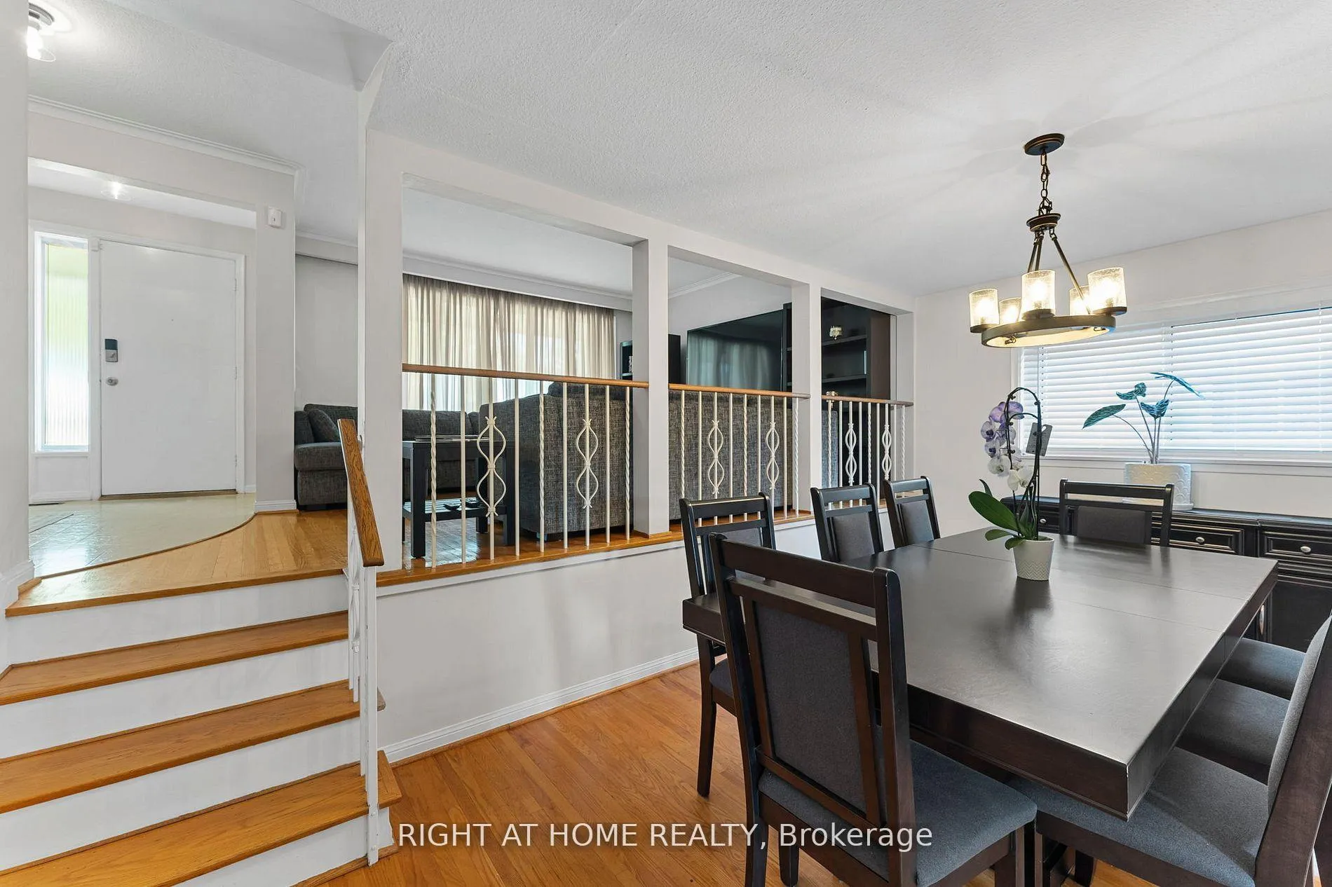 Photo 10 of 19 Dunsany Crescent, Etobicoke, Willowridge-Martingrove-Richview — HOMEH