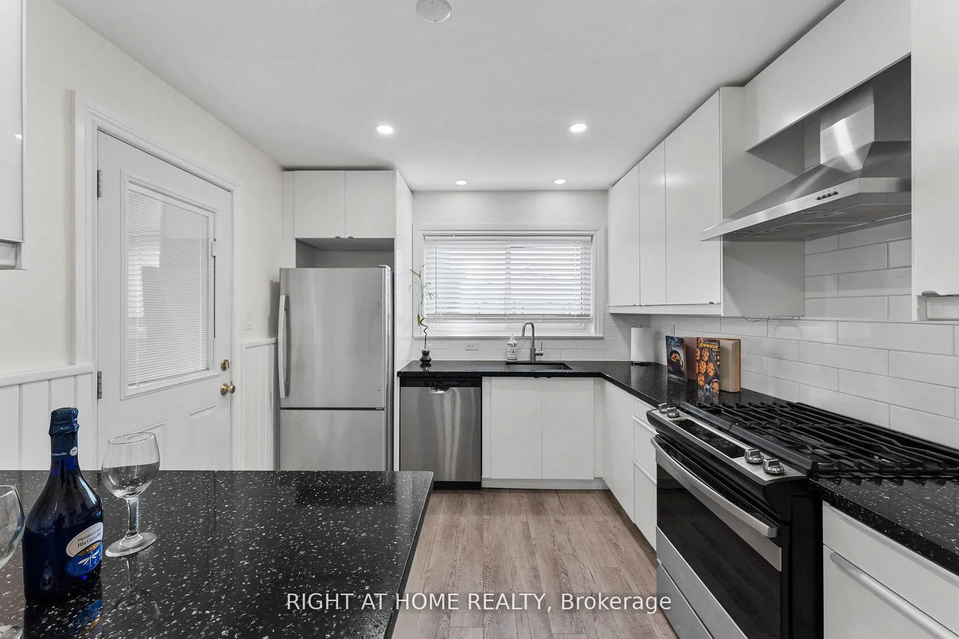 Photo 13 of 19 Dunsany Crescent, Etobicoke, Willowridge-Martingrove-Richview — HOMEH
