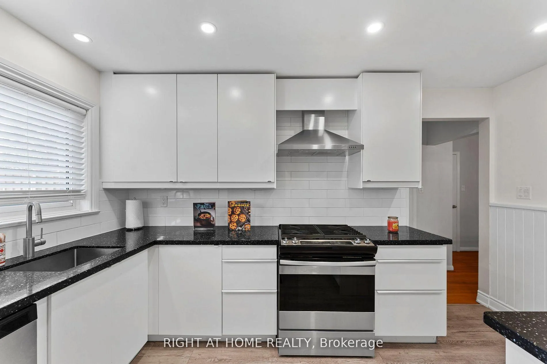 Photo 14 of 19 Dunsany Crescent, Etobicoke, Willowridge-Martingrove-Richview — HOMEH