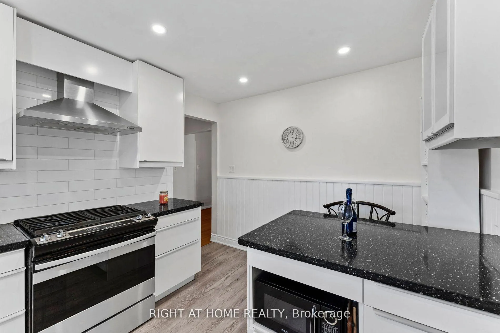 Photo 15 of 19 Dunsany Crescent, Etobicoke, Willowridge-Martingrove-Richview — HOMEH