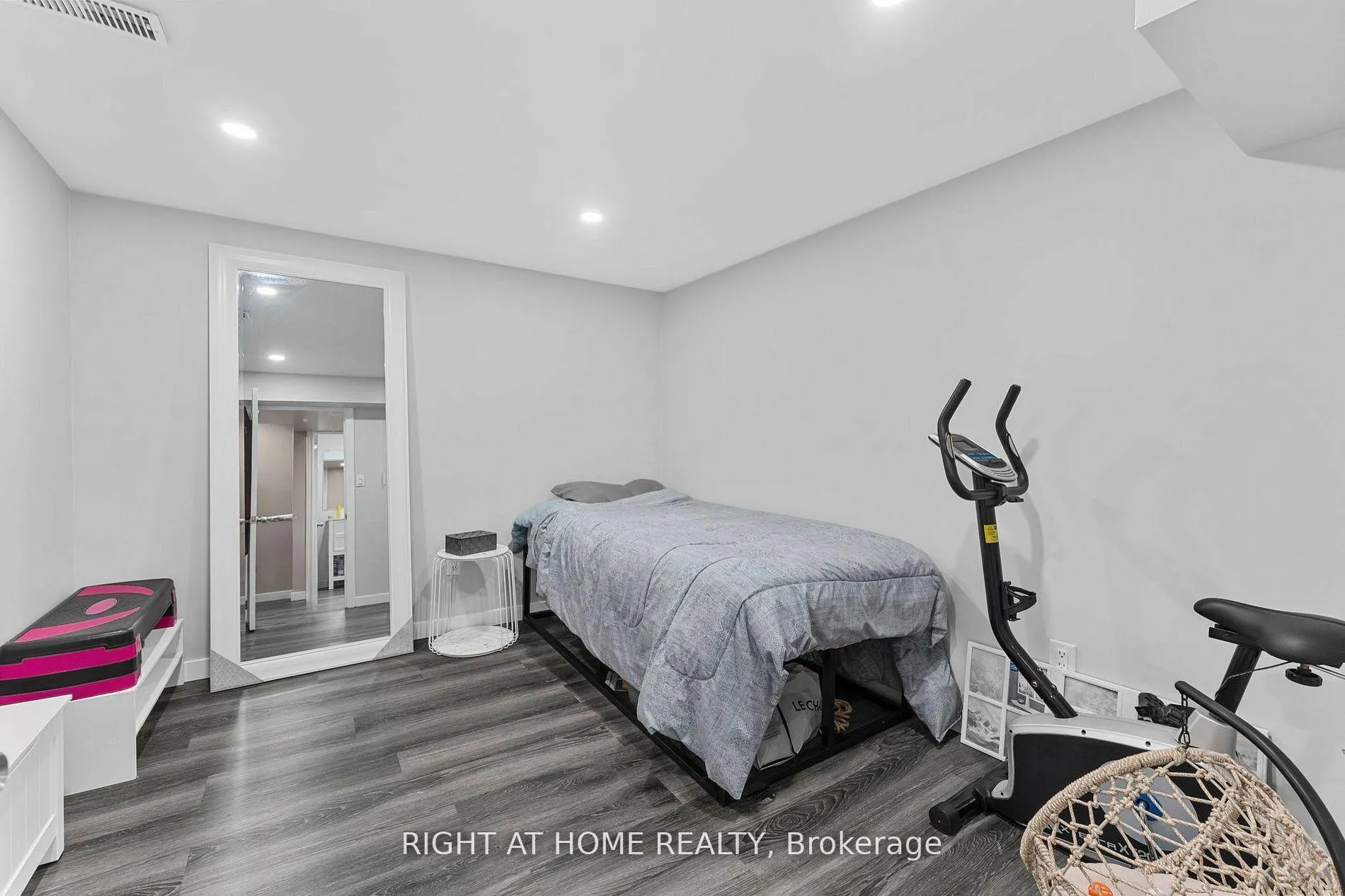 Photo 31 of 19 Dunsany Crescent, Etobicoke, Willowridge-Martingrove-Richview — HOMEH