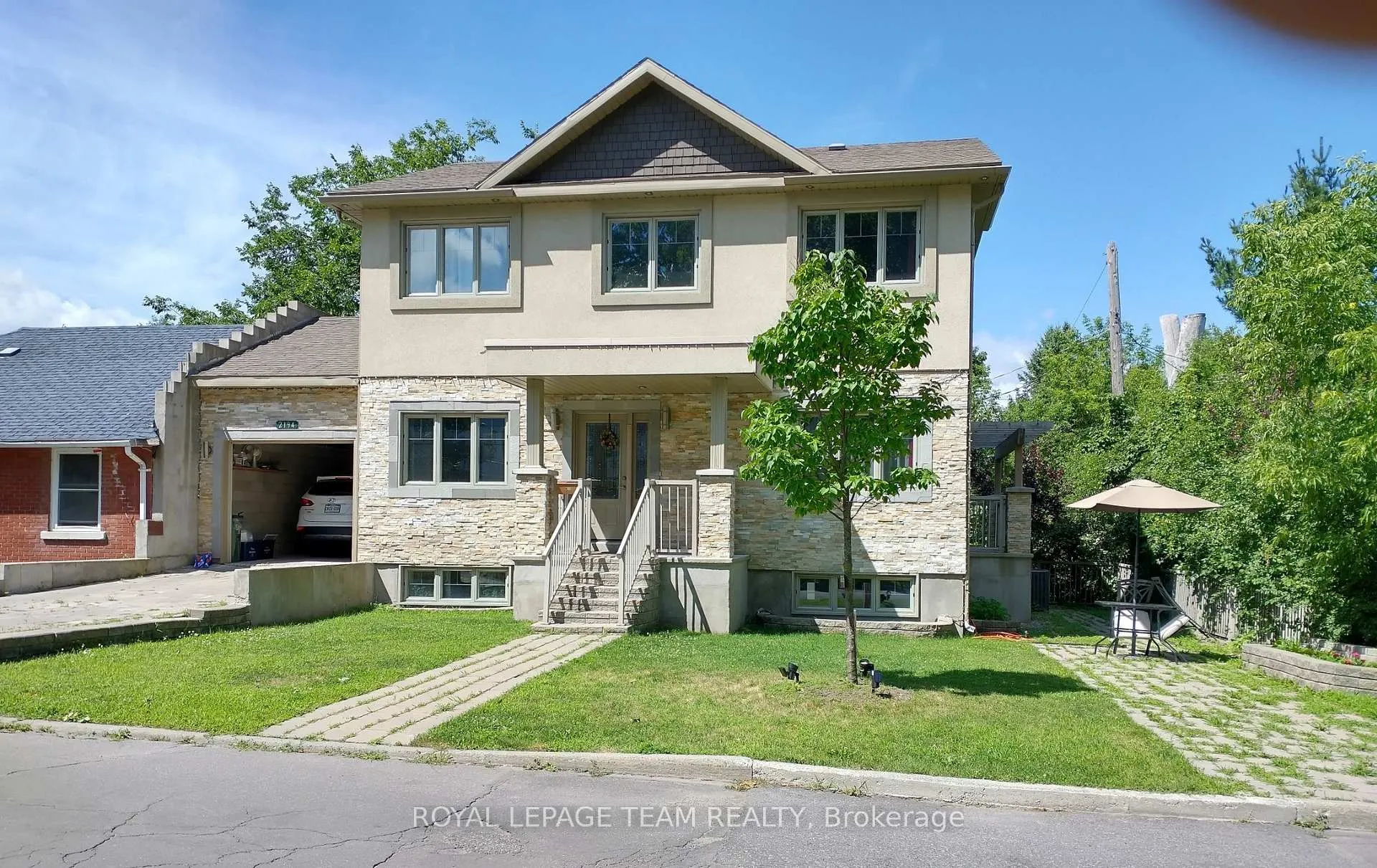 Front of 2194 Niagara Drive