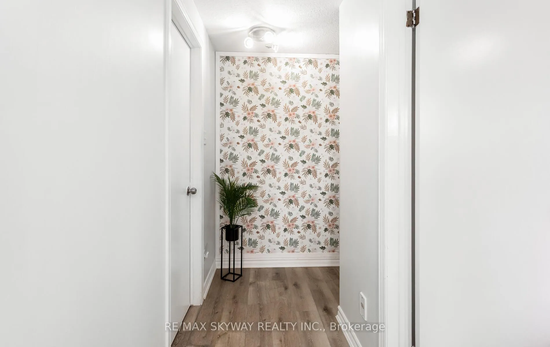 Photo 5 of 16 Bankside Drive, Kitchener, Highland West — HOMEH
