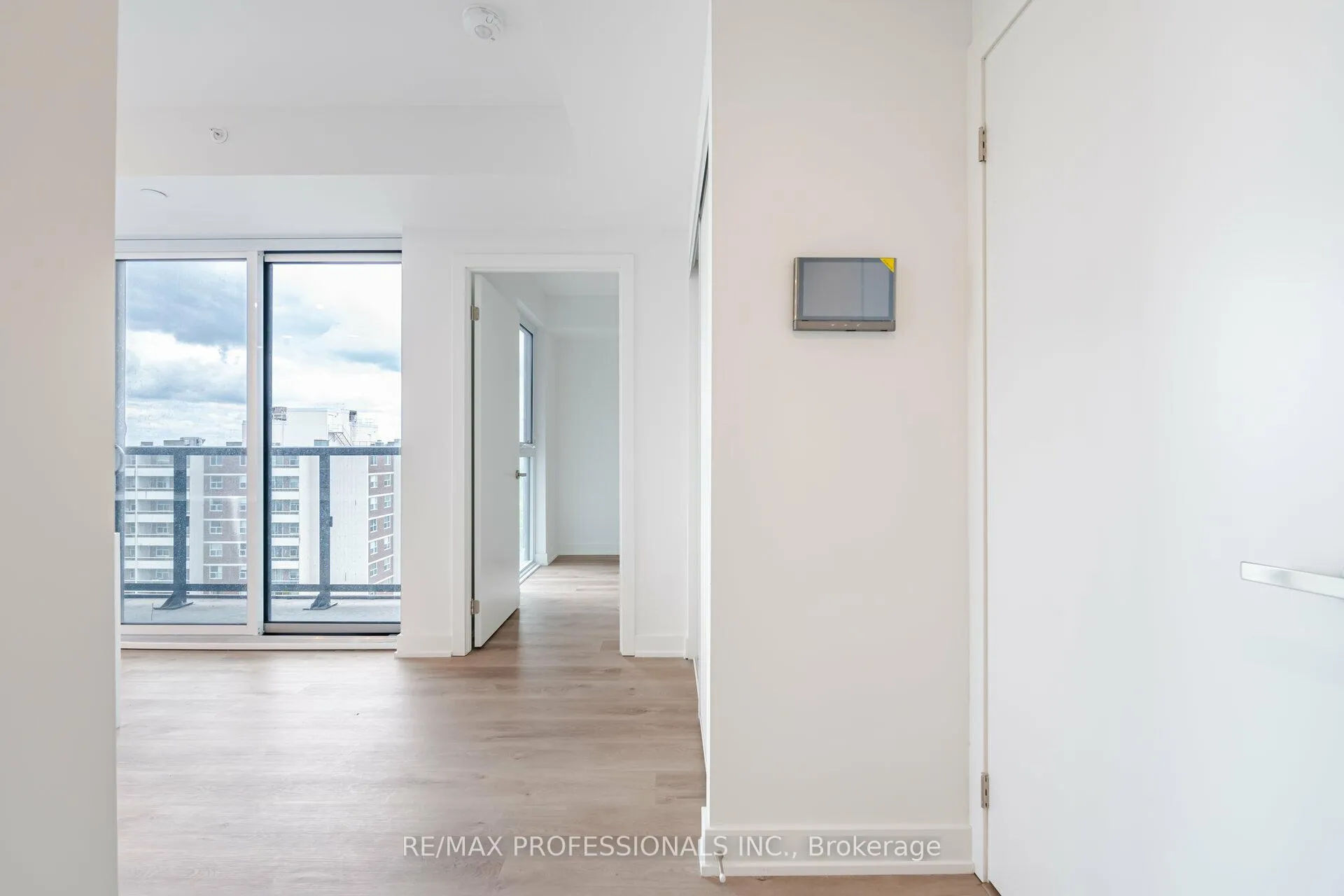 Photo 5 of Unit 1011, 370 Martha Street, Burlington, Brant — HOMEH