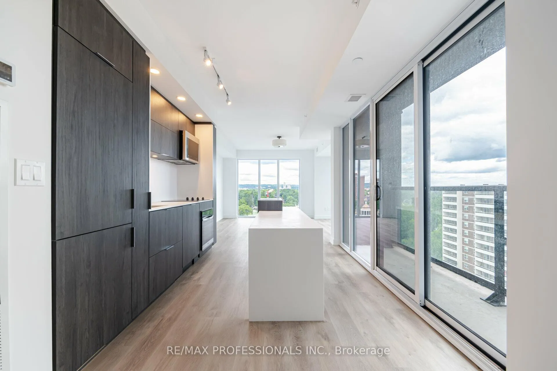 Photo 6 of Unit 1011, 370 Martha Street, Burlington, Brant — HOMEH