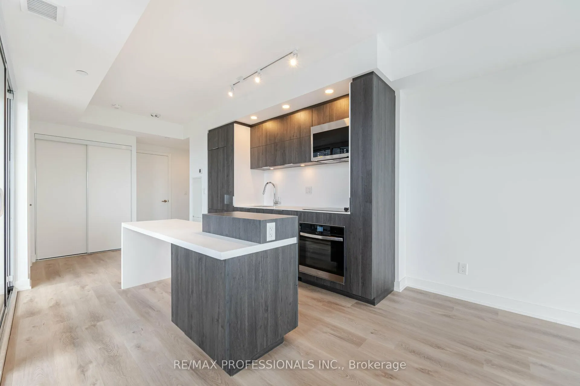 Photo 9 of Unit 1011, 370 Martha Street, Burlington, Brant — HOMEH