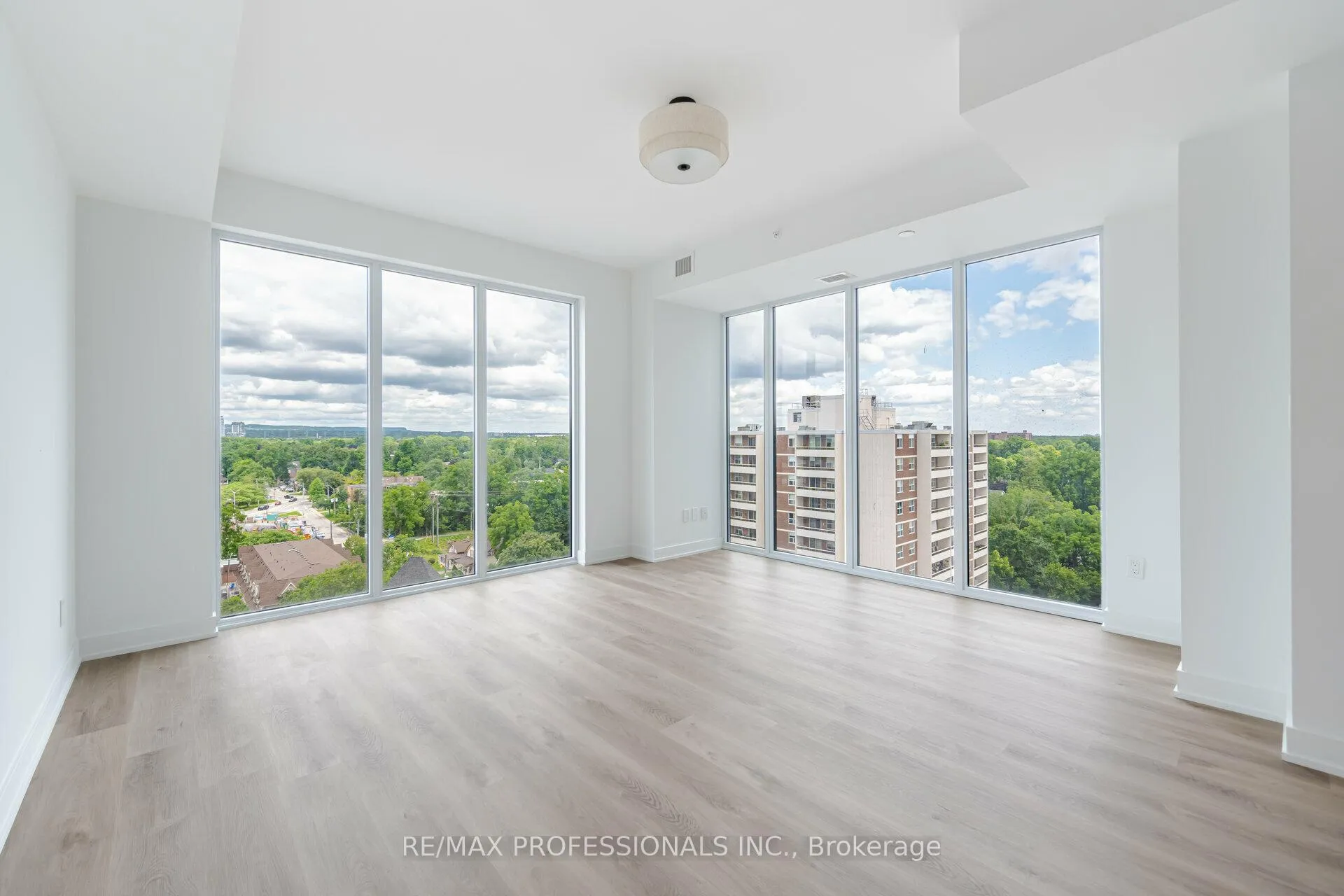 Photo 12 of Unit 1011, 370 Martha Street, Burlington, Brant — HOMEH