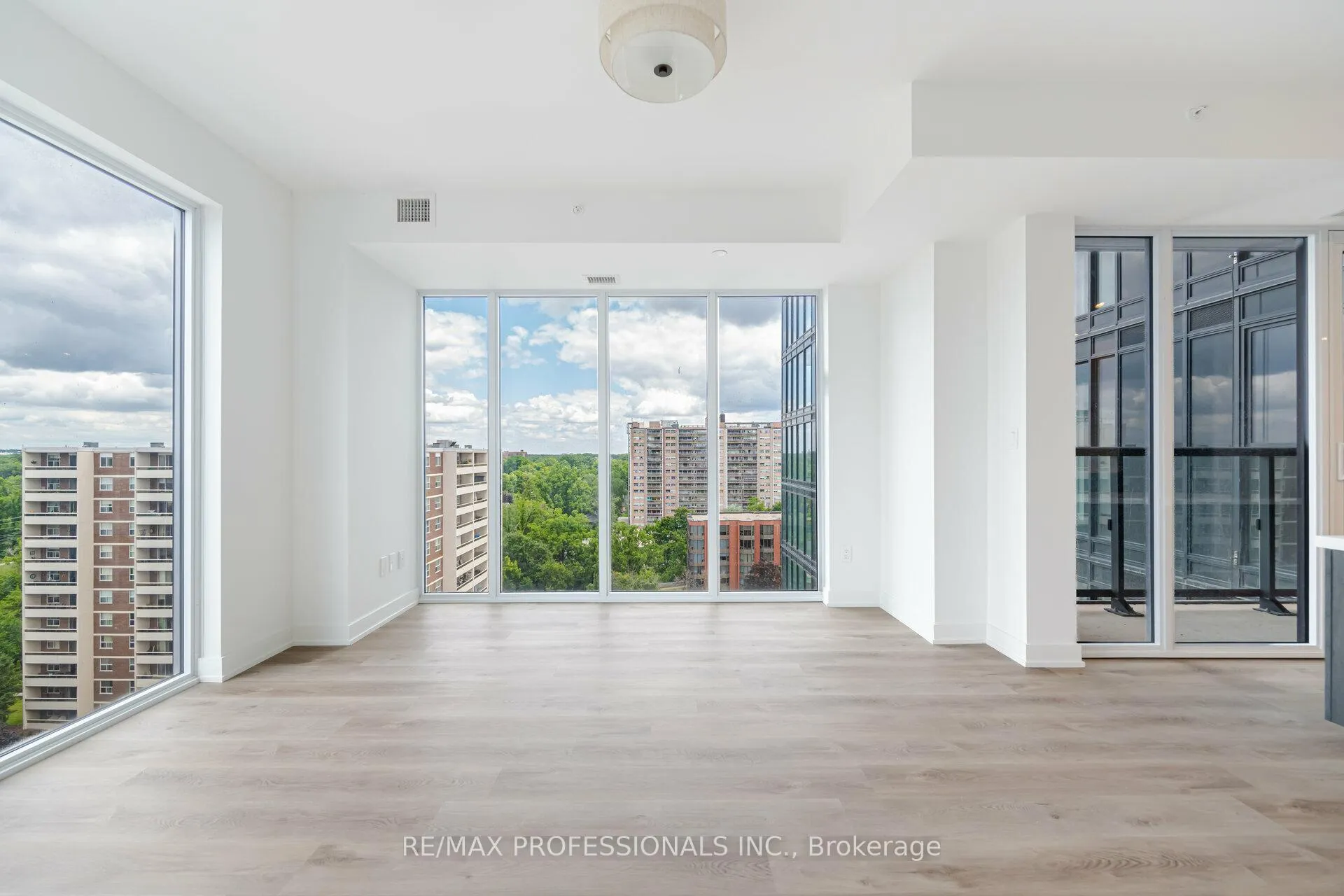 Photo 13 of Unit 1011, 370 Martha Street, Burlington, Brant — HOMEH