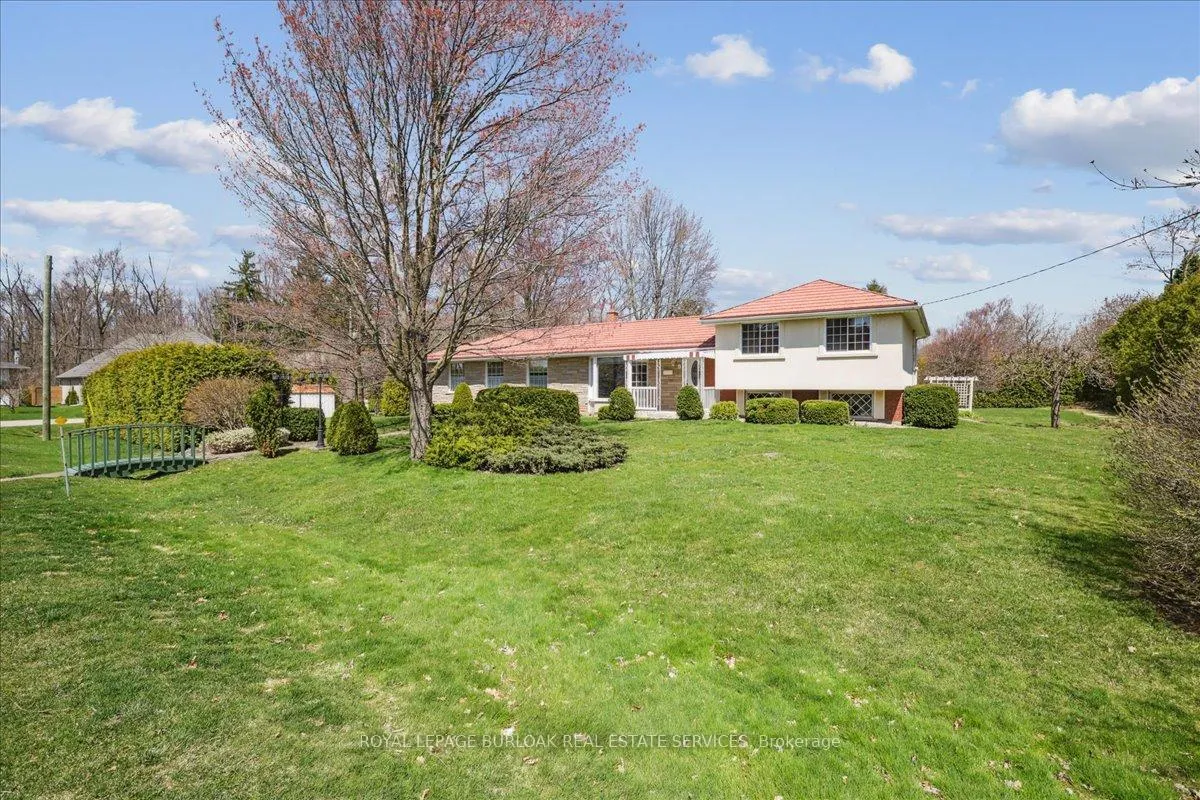Photo 2 of 1 Westview Crescent, Hamilton, Waterdown — HOMEH