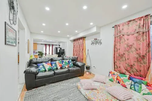 Photo 9 of 79 Billingsley Crescent, Markham, Cedarwood — HOMEH