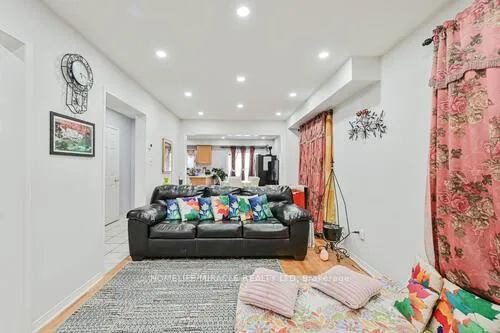Photo 10 of 79 Billingsley Crescent, Markham, Cedarwood — HOMEH