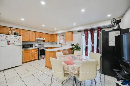 Photo 13 of 79 Billingsley Crescent, Markham, Cedarwood — HOMEH