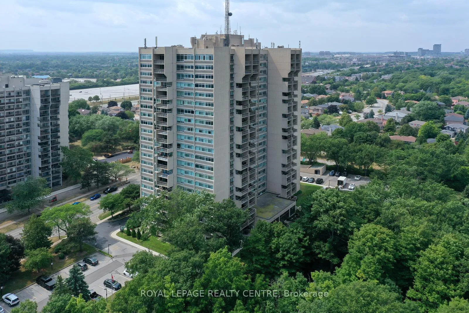 Photo 3 of Unit 1607, 1359 White Oaks Boulevard, Oakville, Falgarwood — HOMEH