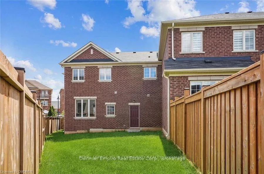 Photo 8 of 8 Slater Mill Place, Hamilton, Waterdown — HOMEH