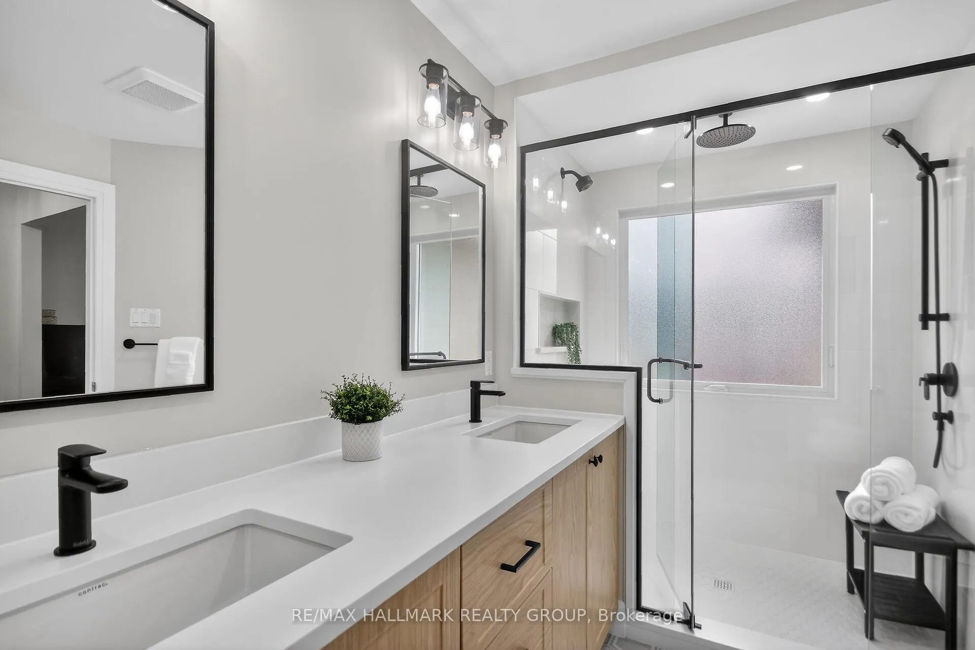 Photo 12 of 749 Oakglade Avenue, Ottawa, Kanata - Emerald Meadows/Trailwest — HOMEH
